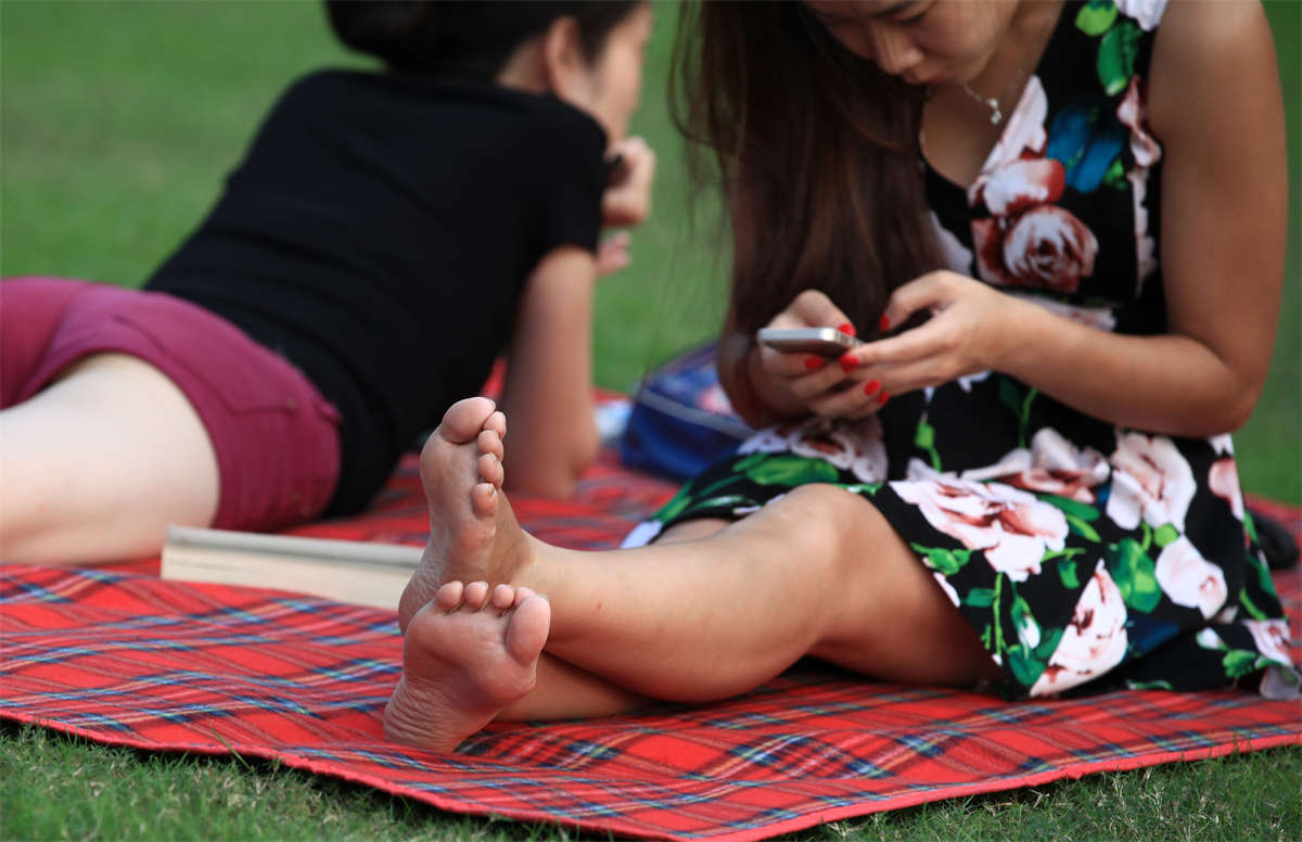 图片[2]-踏青公园街拍系列No.1266 临近收工，还发现长发妹子一枚-日更街拍