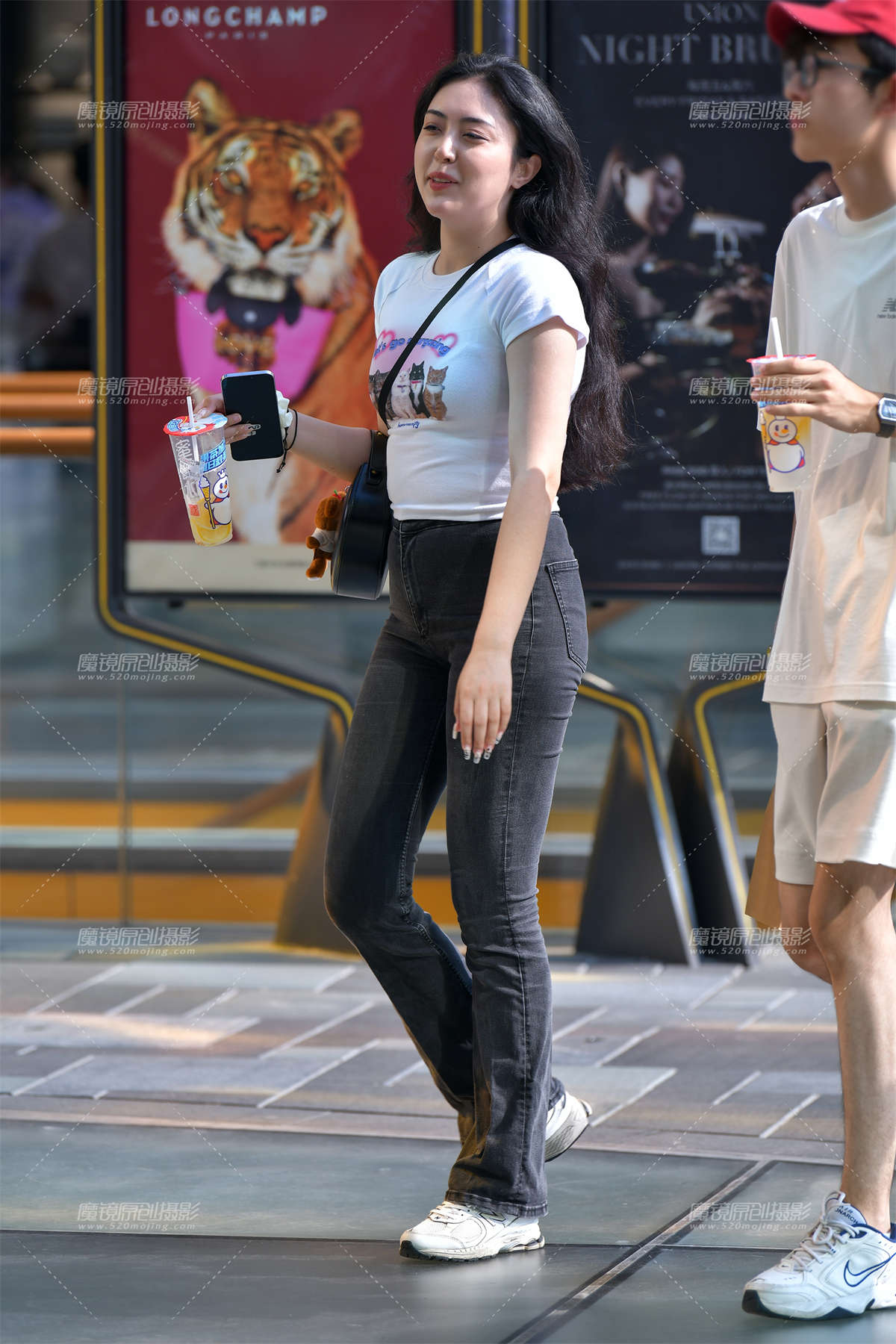 ★灰色紧身牛仔裤美女-日更街拍