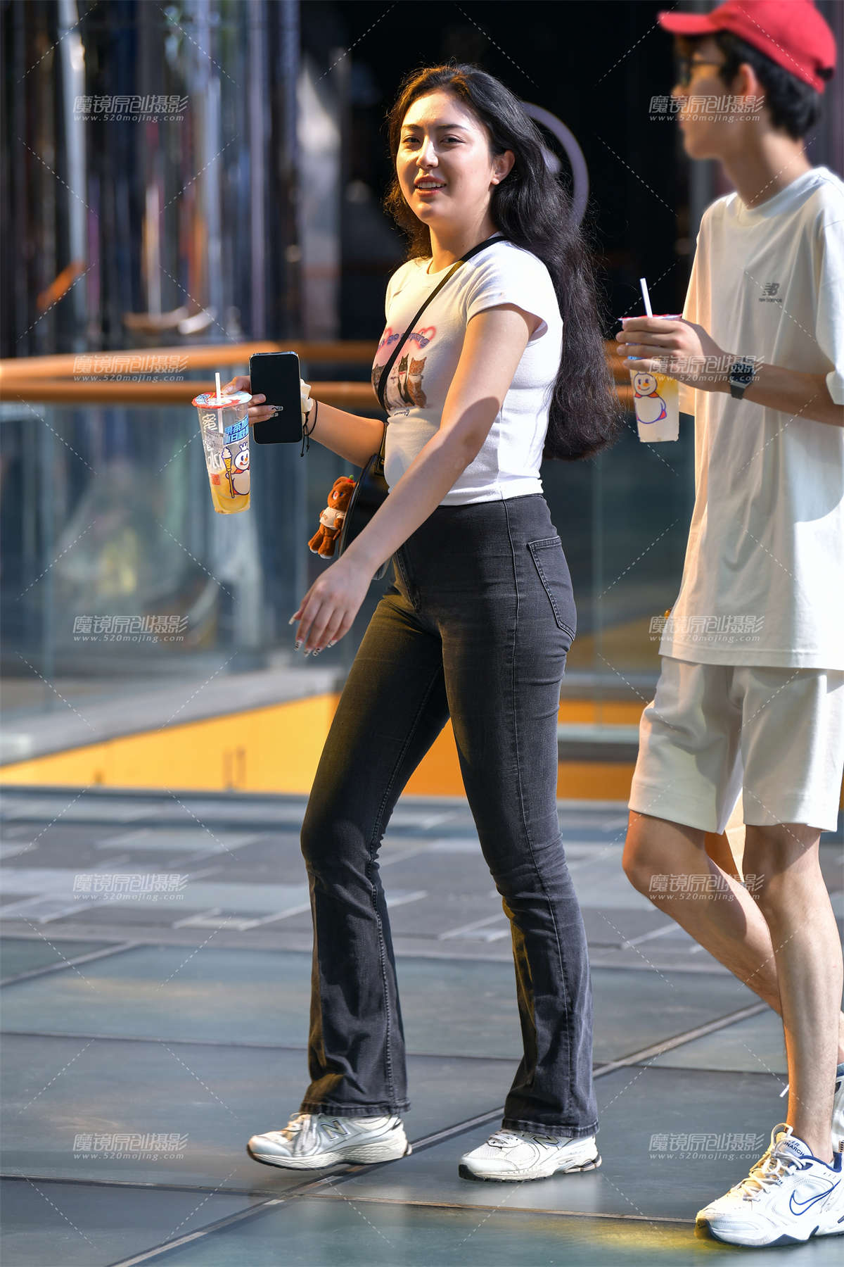 图片[2]-★灰色紧身牛仔裤美女-日更街拍