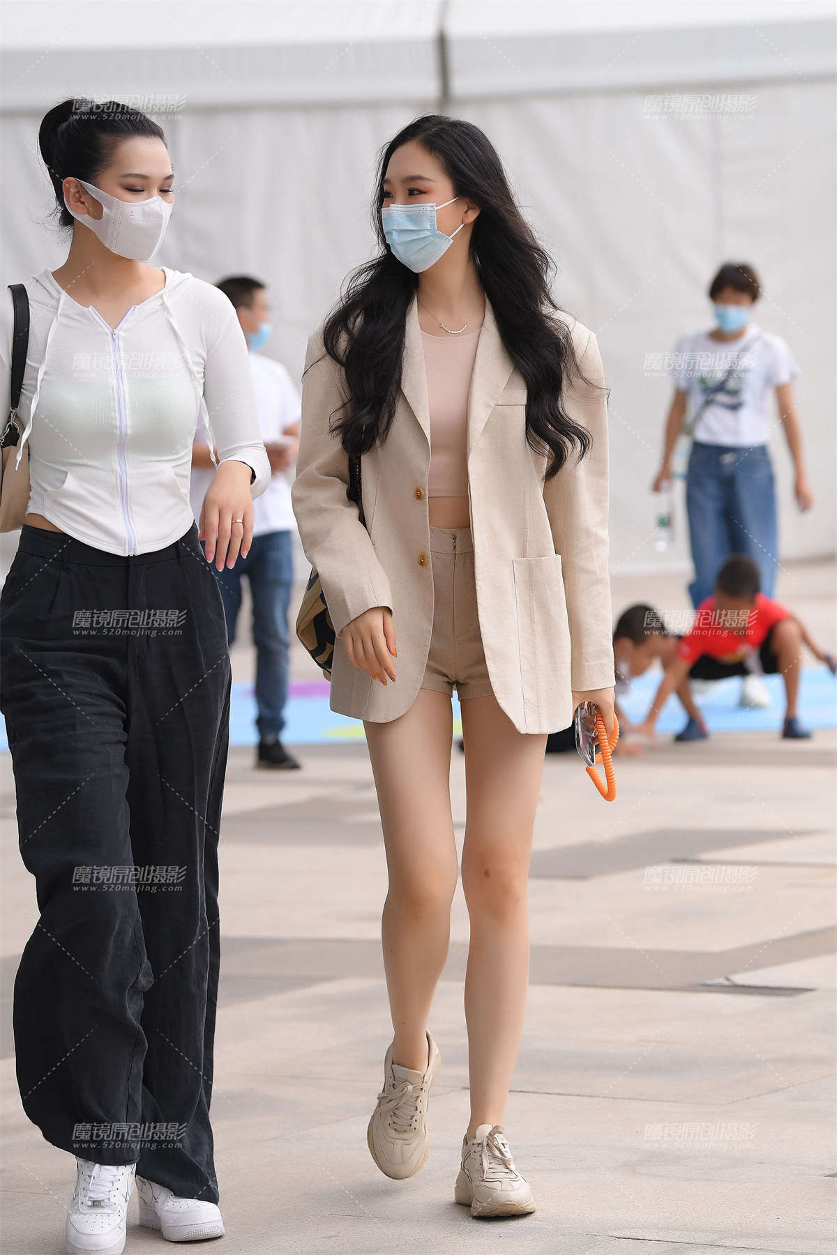 热裤长腿小姐姐-日更街拍