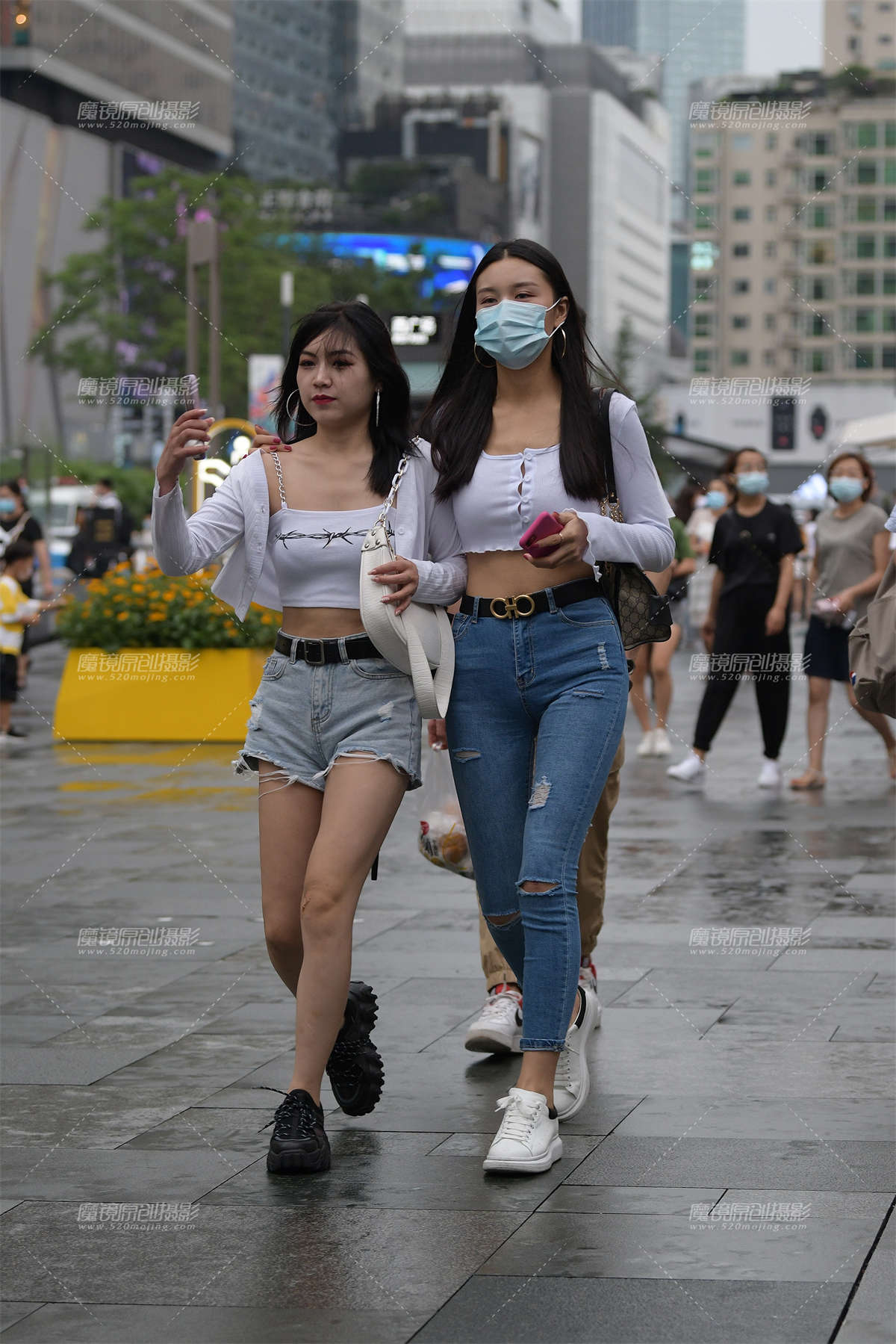 下雨天的紧牛美眉-日更街拍