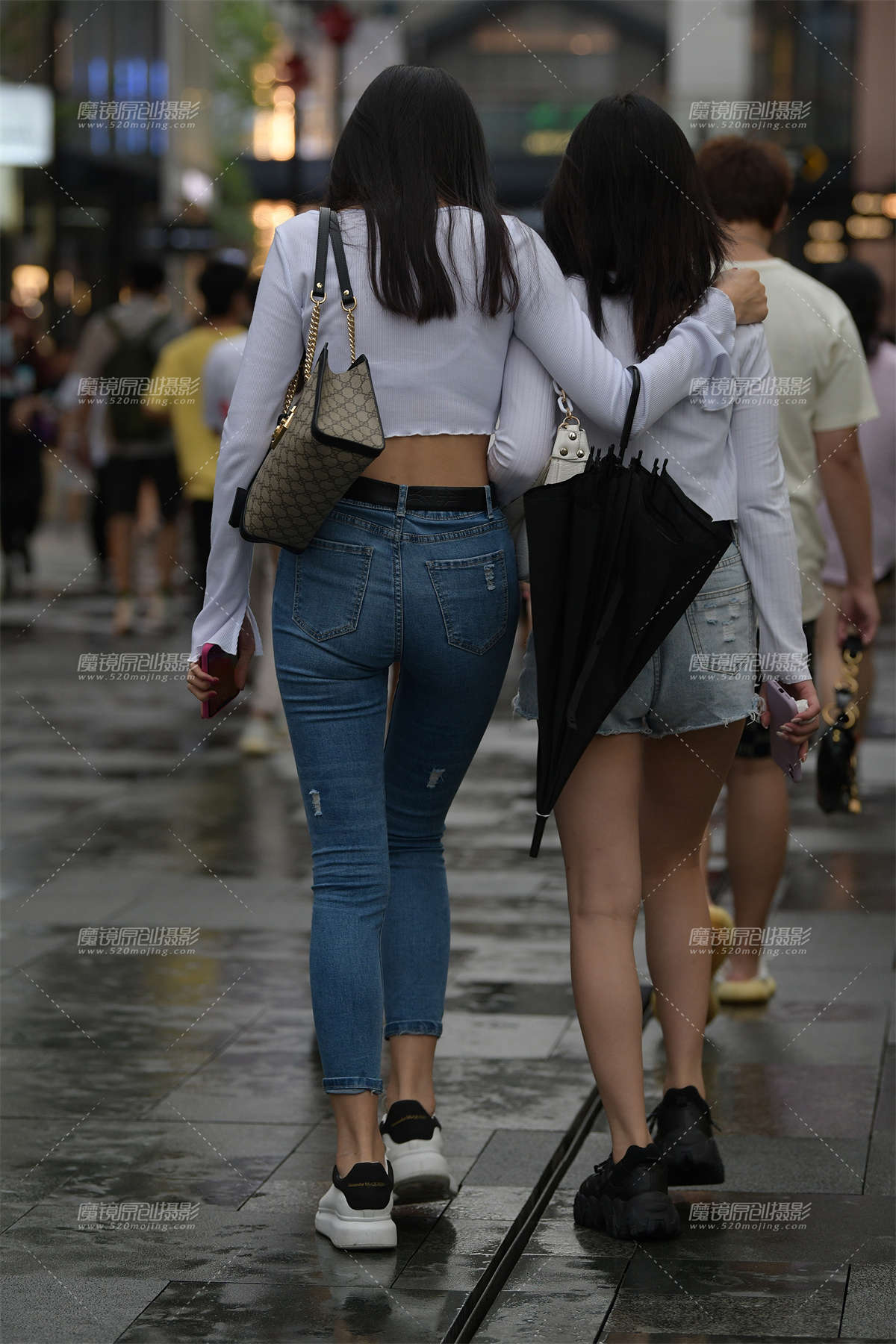 图片[2]-下雨天的紧牛美眉-日更街拍