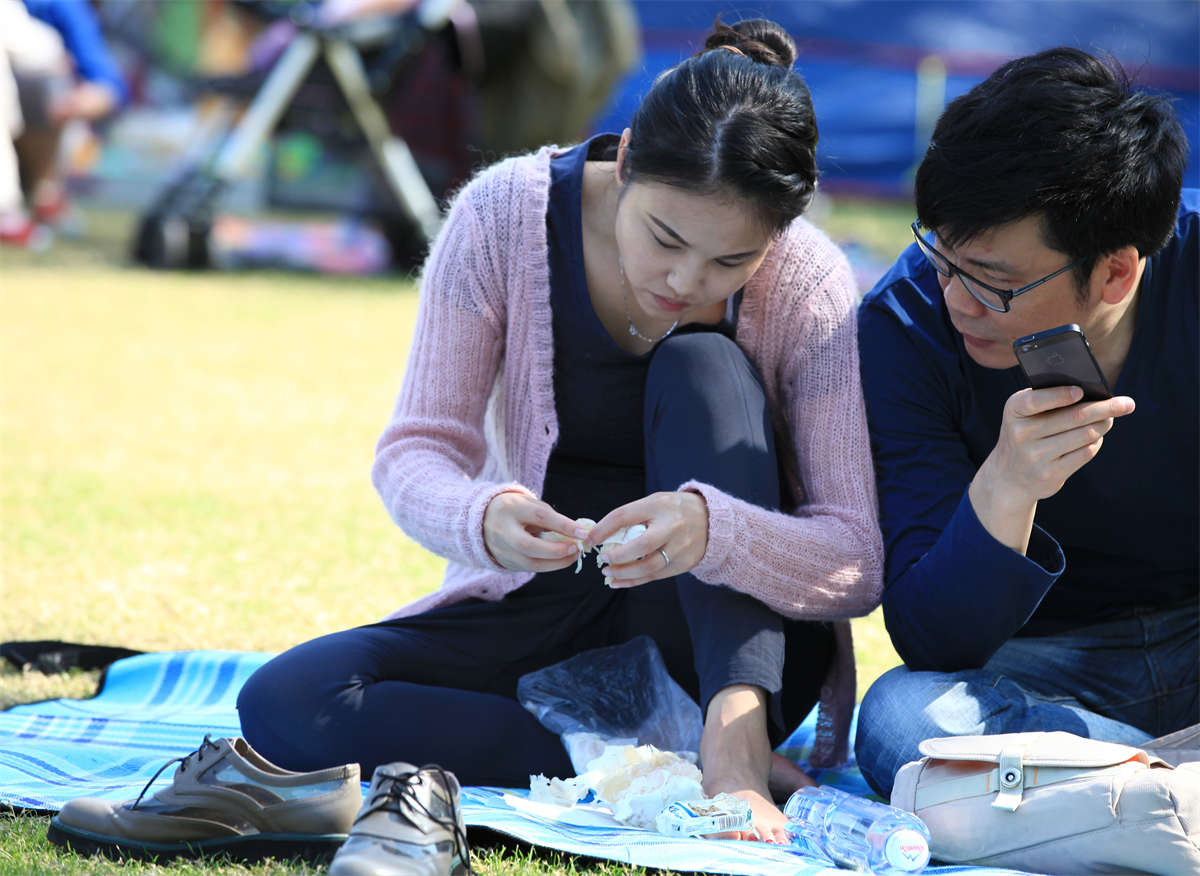 图片[2]-踏青公园街拍系列No.1074 精致的少女二趾长美足，没什么可挑的毛病 第1套-日更街拍