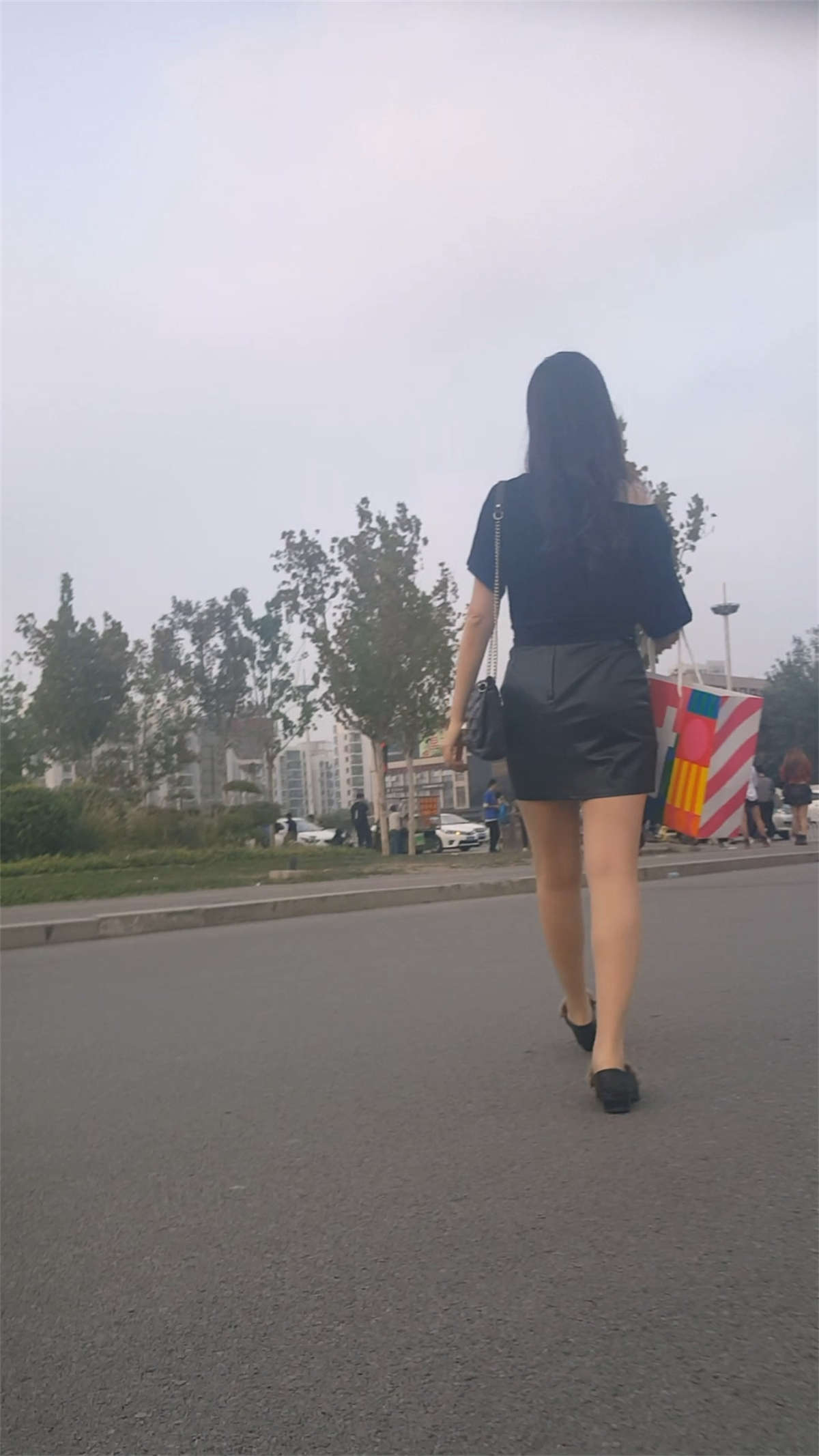 图片[2]-长腿皮裙肉丝袜美女-日更街拍