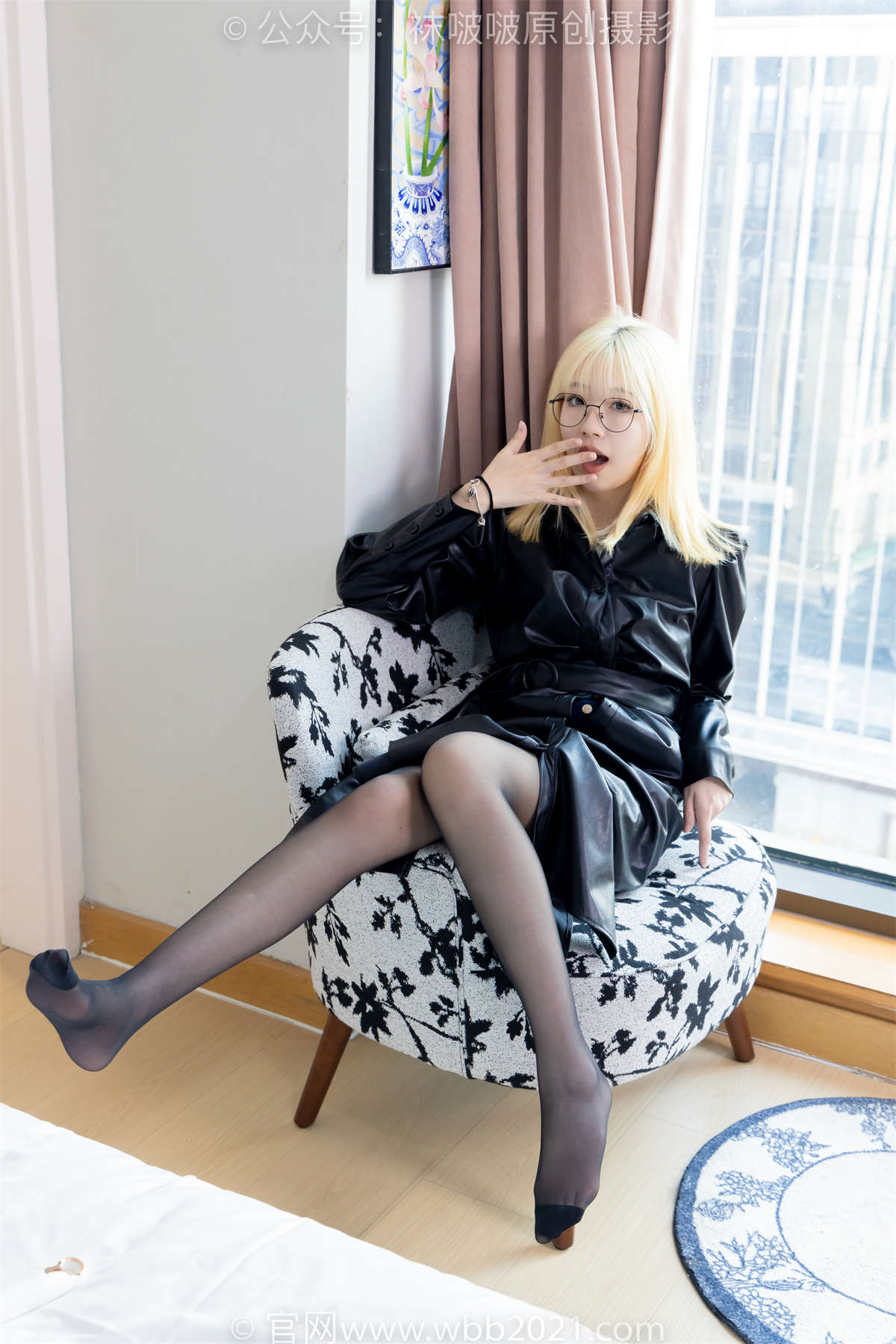 图片[2]-袜啵啵 No.507 小甜豆-高跟长靴、薄黑丝（脚尖加固款）、皮衣外套、ol风 超长花絮版-日更街拍