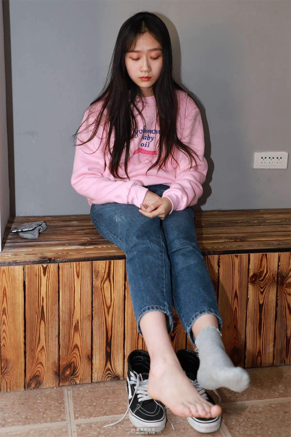 图片[2]-MZSOCK-2018 No.183 落落Van灰色棉袜-日更街拍