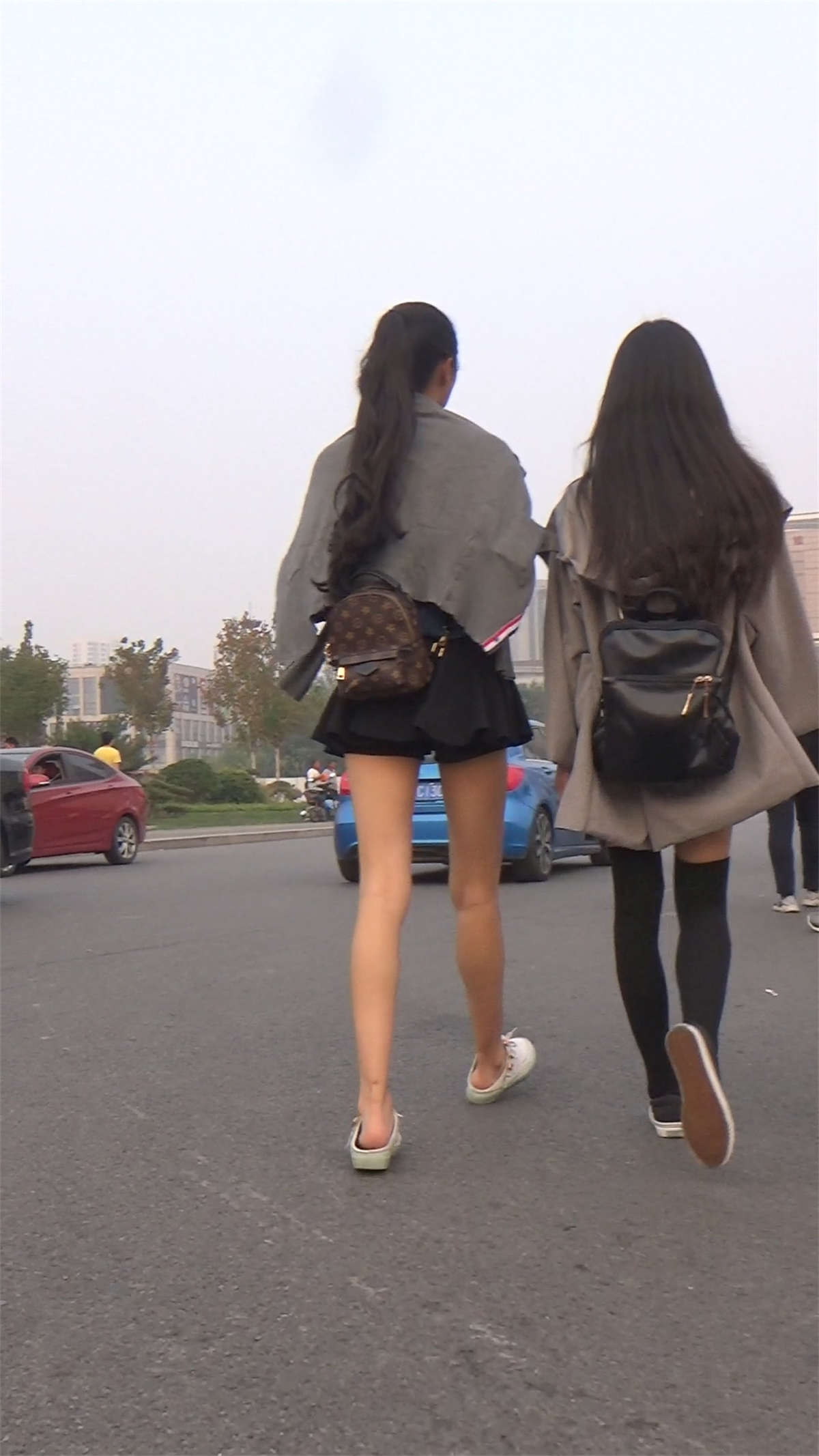 图片[2]-身材极好的黑丝短裙辣妹-日更街拍