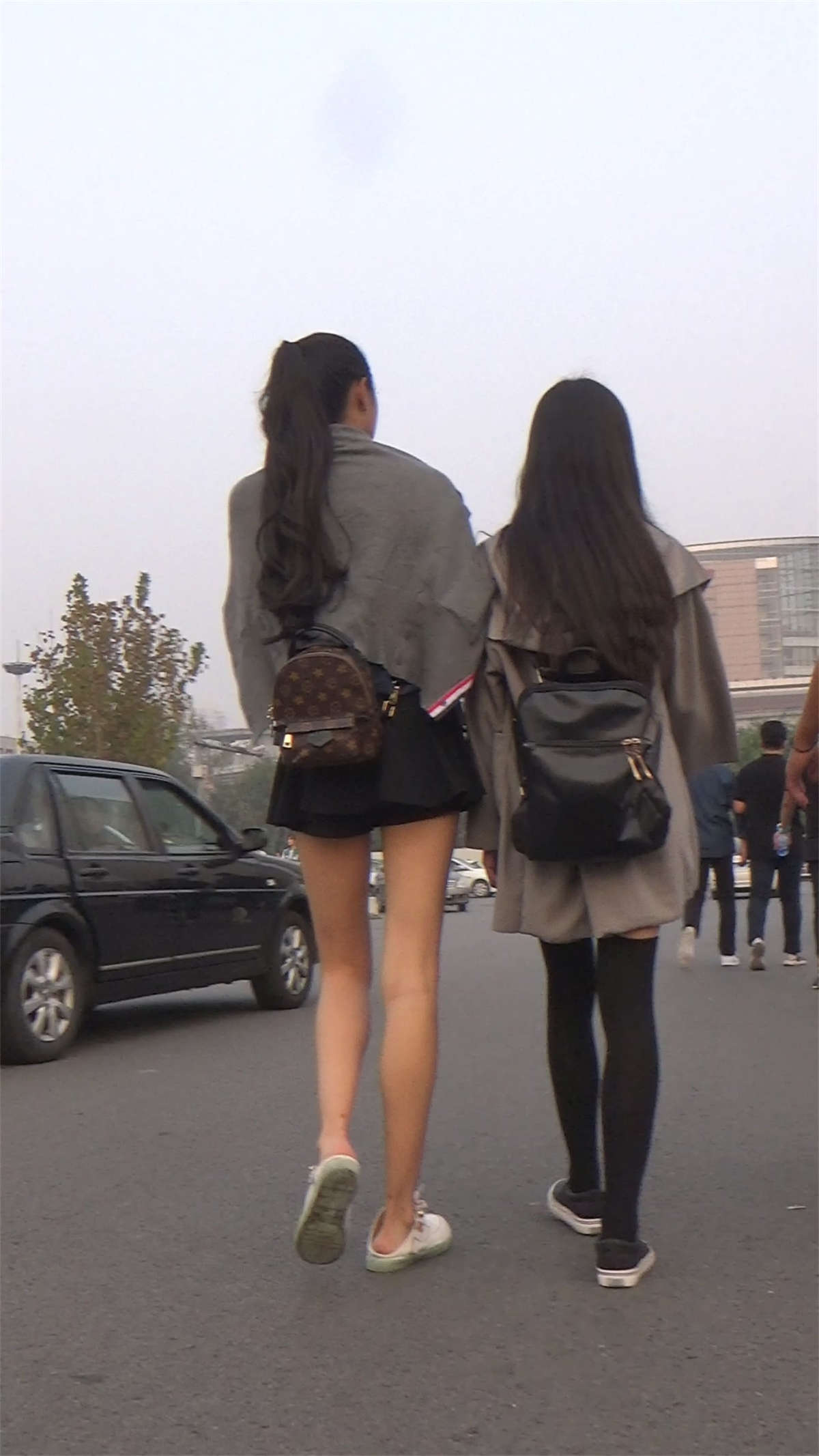身材极好的黑丝短裙辣妹-日更街拍