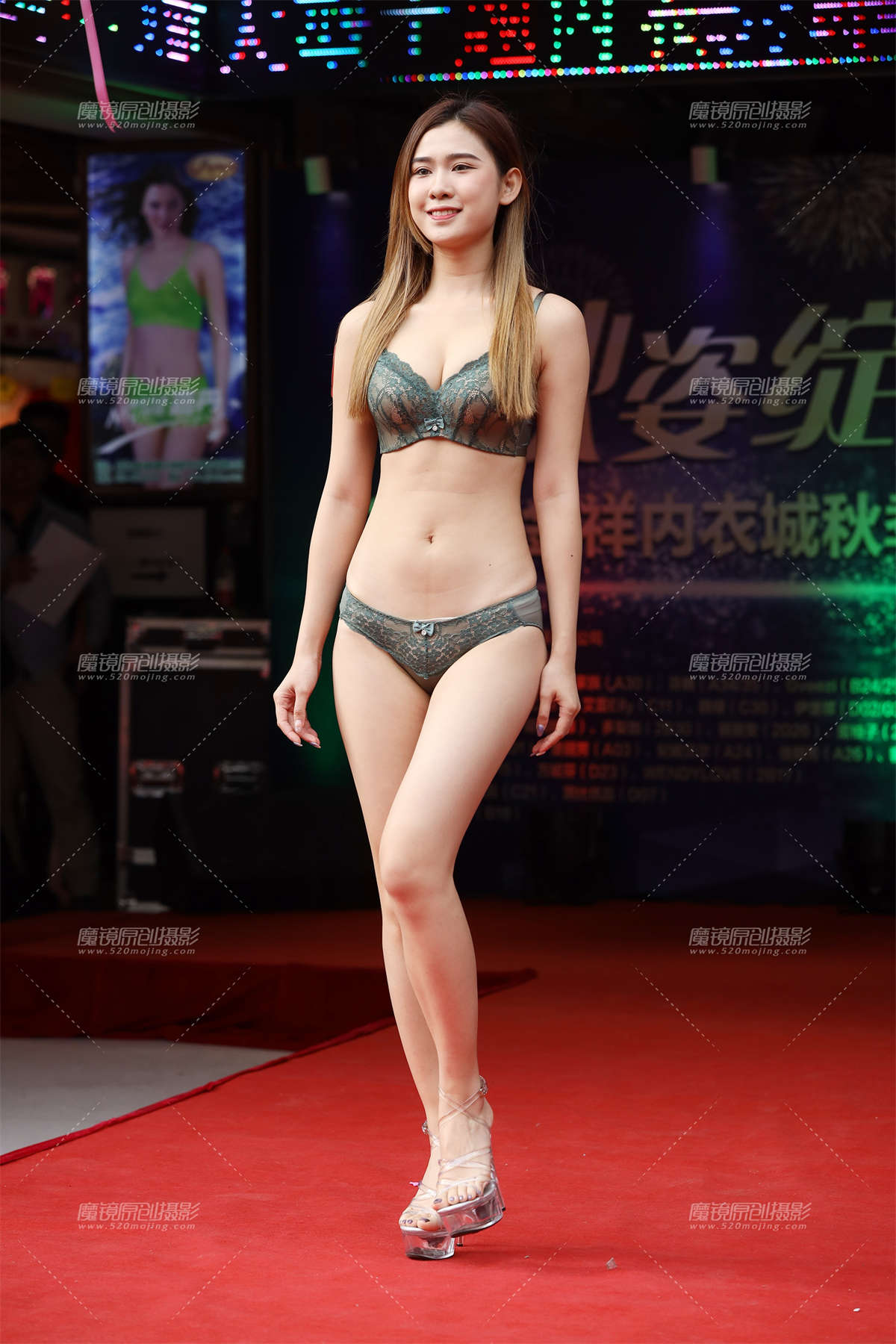 图片[2]-绿色内衣走秀模特-日更街拍