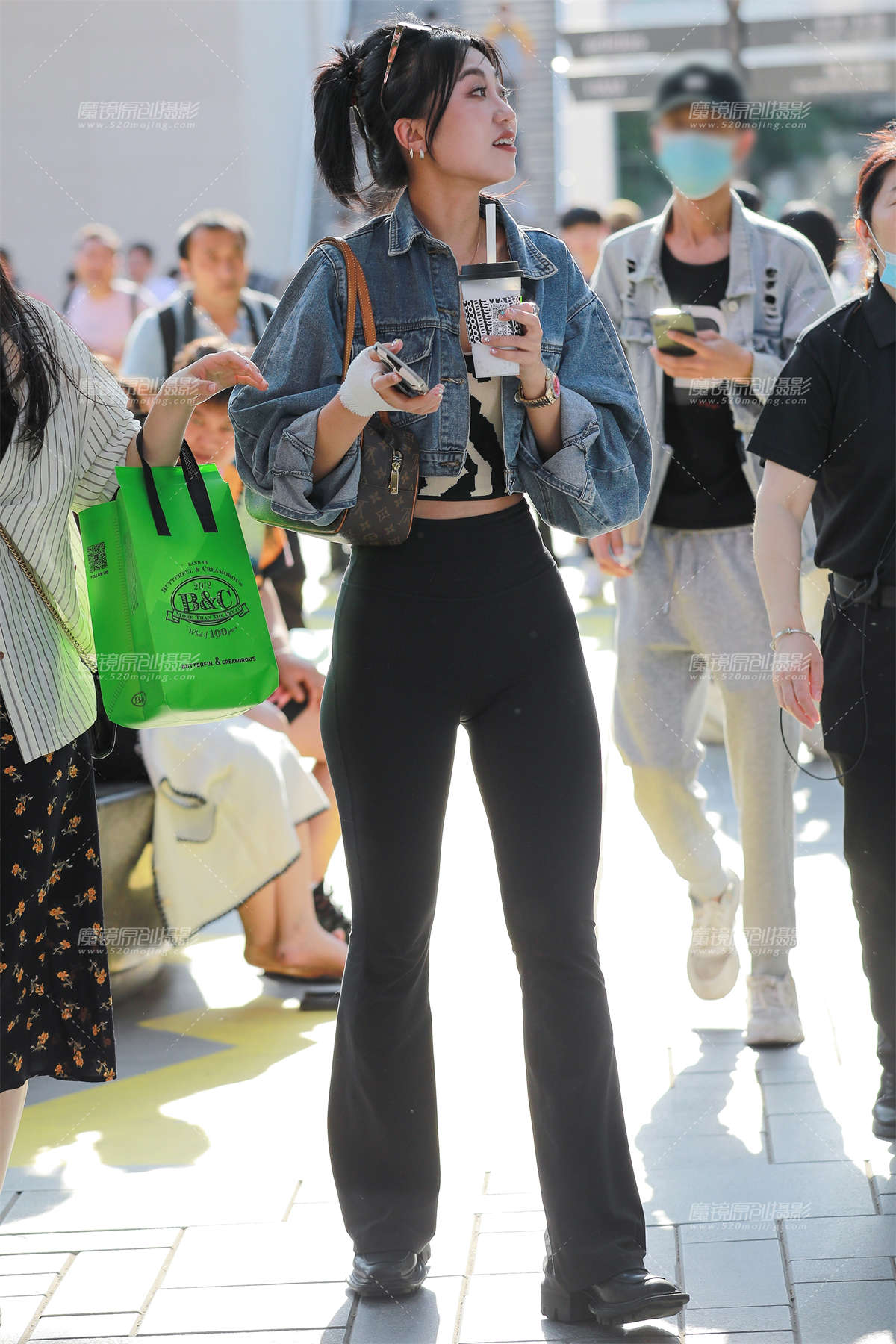 图片[2]-【玻璃街拍】黑紧身裤-日更街拍