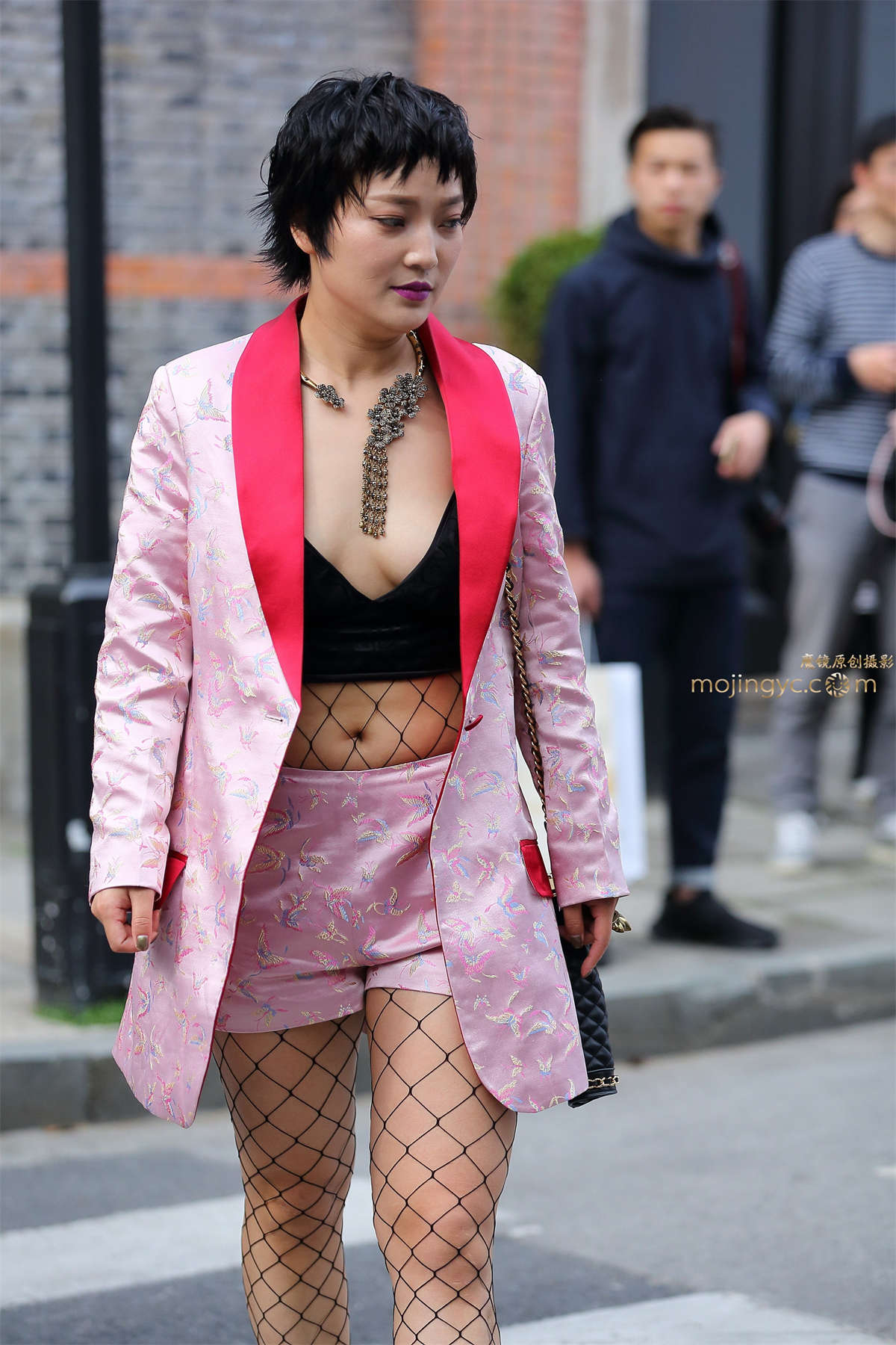 紫色蝴蝶露胸装-日更街拍