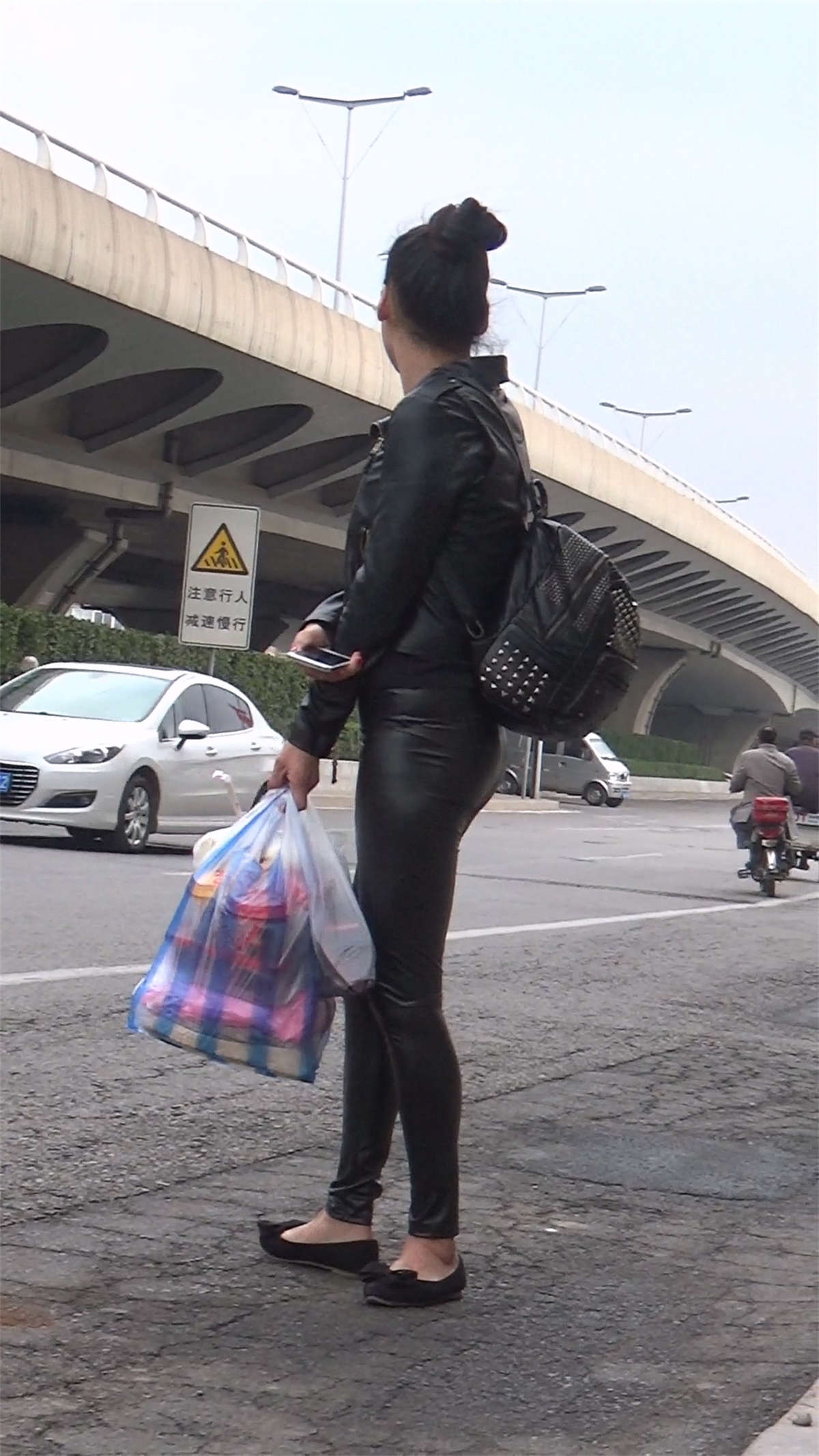 图片[2]-皮裤女子等车-日更街拍