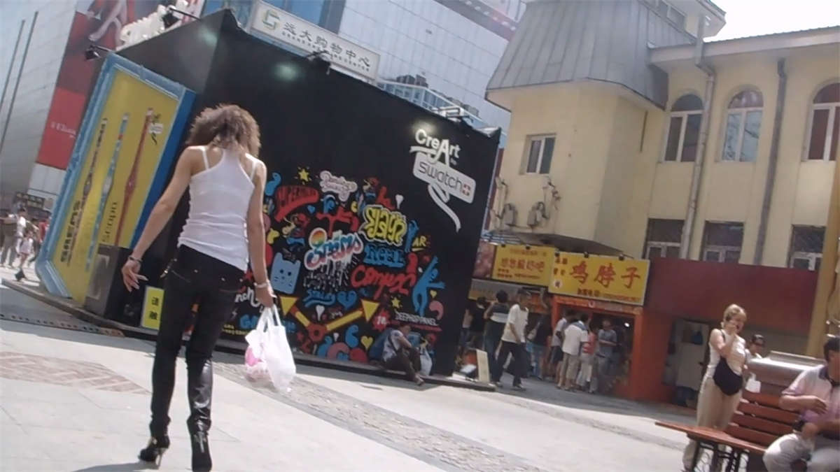 图片[2]-很美的一个MM在商场转悠-日更街拍