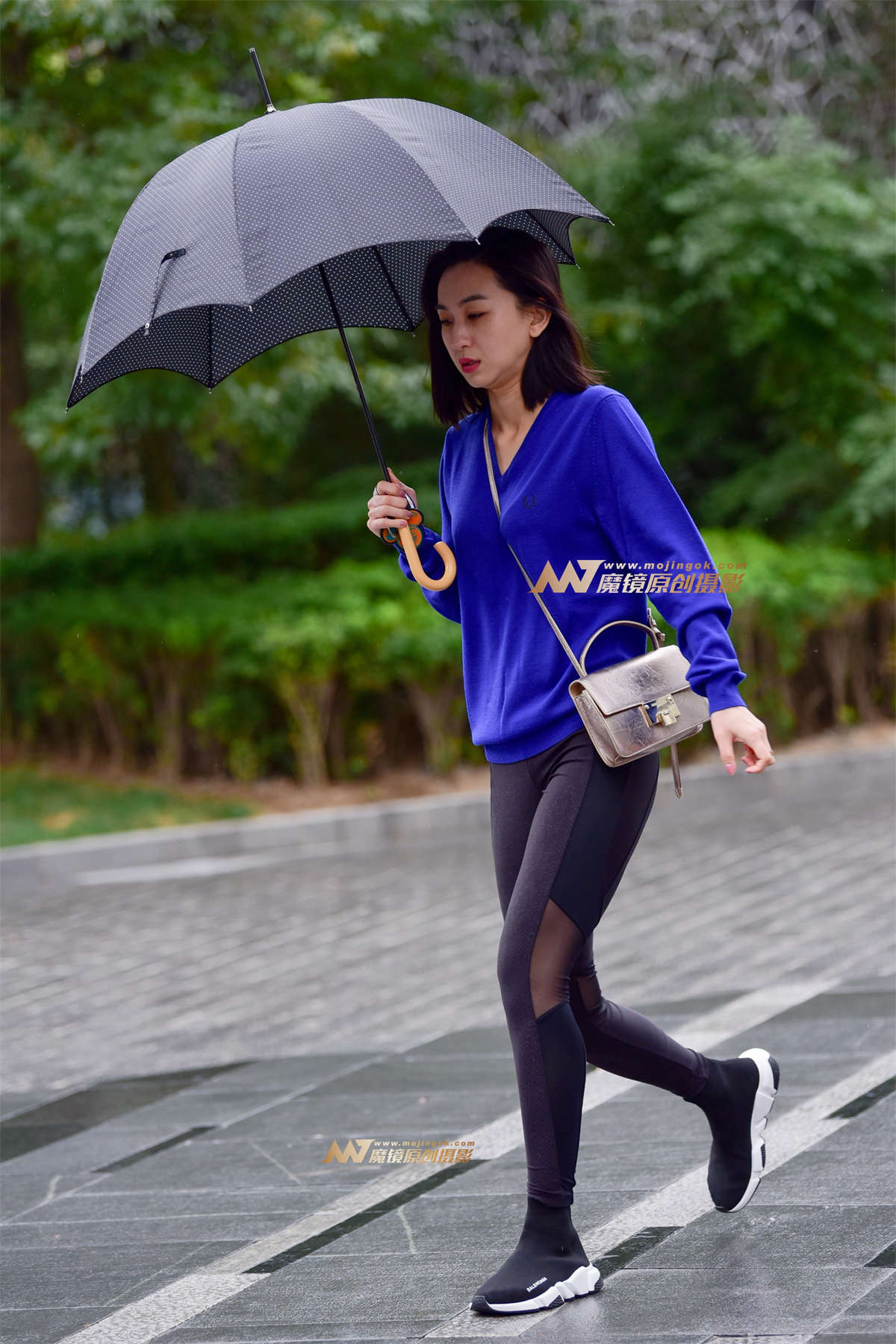 细雨中的瑜珈裤-日更街拍