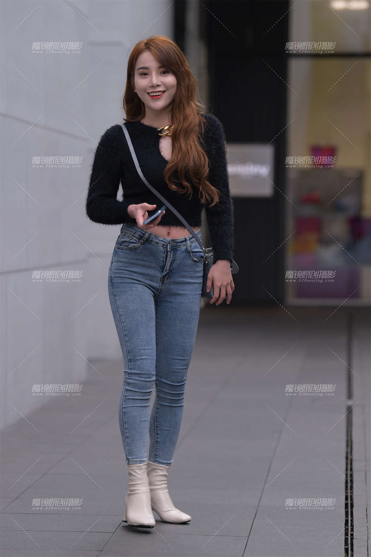 笑得很甜的紧牛美女-日更街拍