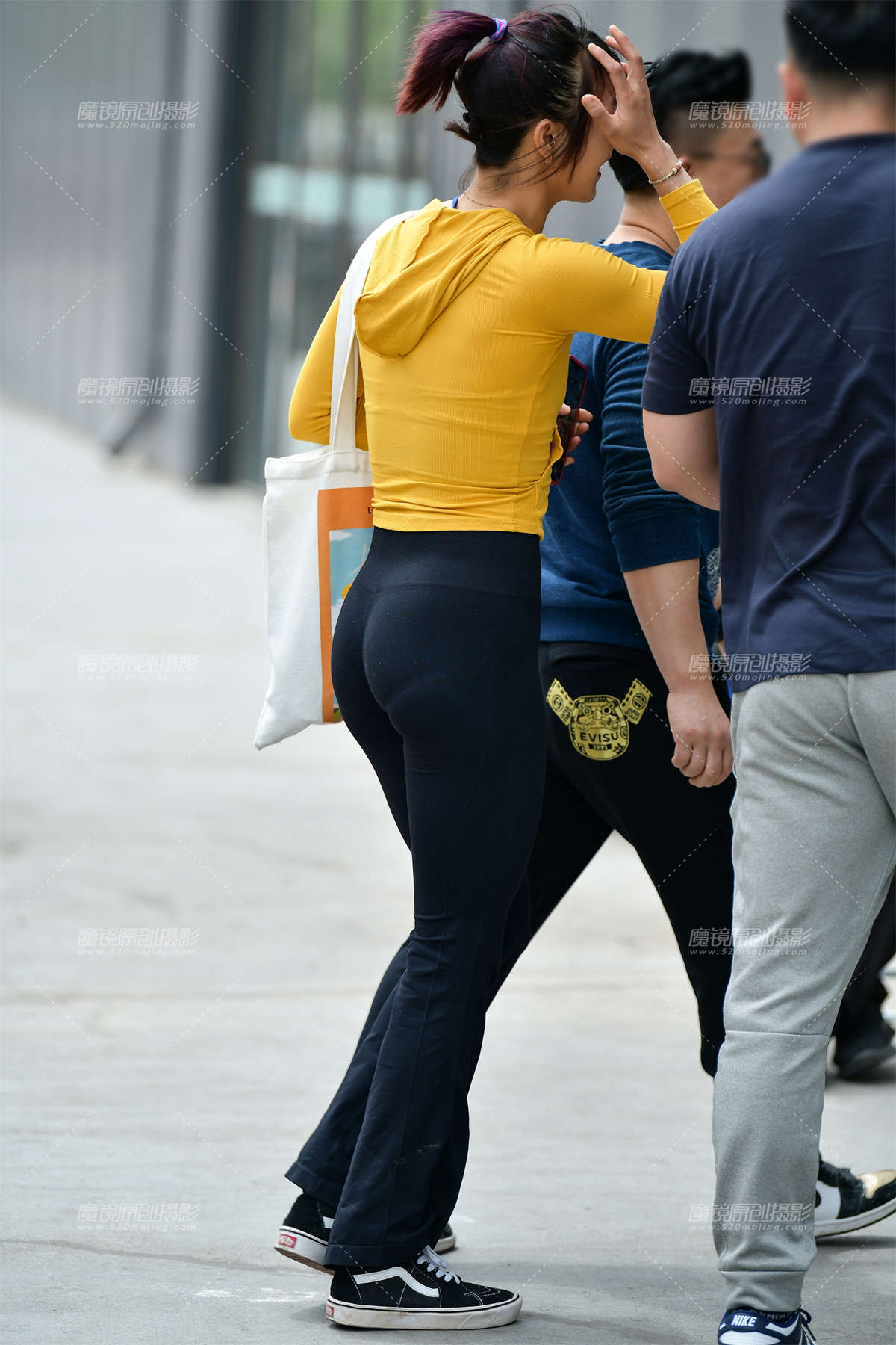 ★紧身黑裤美女-日更街拍