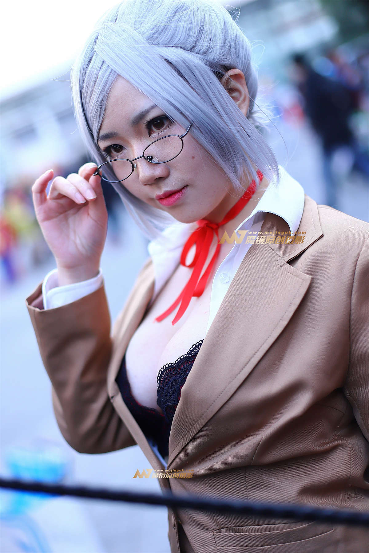 日系四眼美胸妹插图1