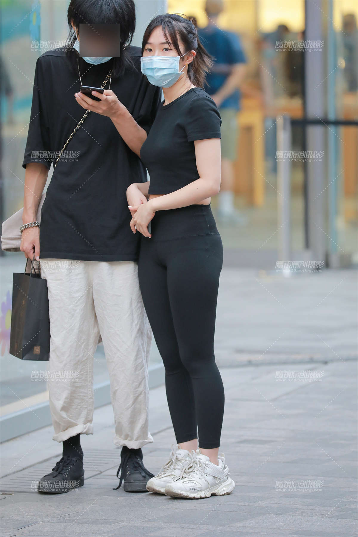 图片[2]-【玻璃街拍】黑色瑜伽裤女友-日更街拍