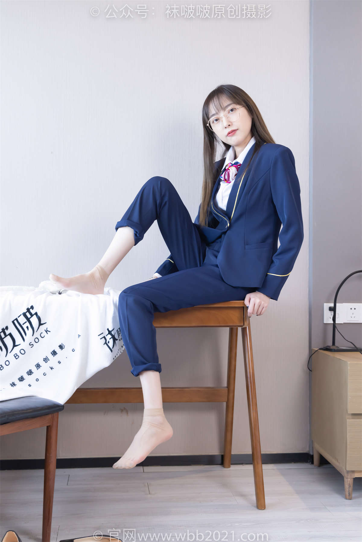 袜啵啵 No.509 稚予-高跟鞋、短肉丝（脚尖加固款）、黑色美甲、银行制服、半脱袜子 花絮版-日更街拍