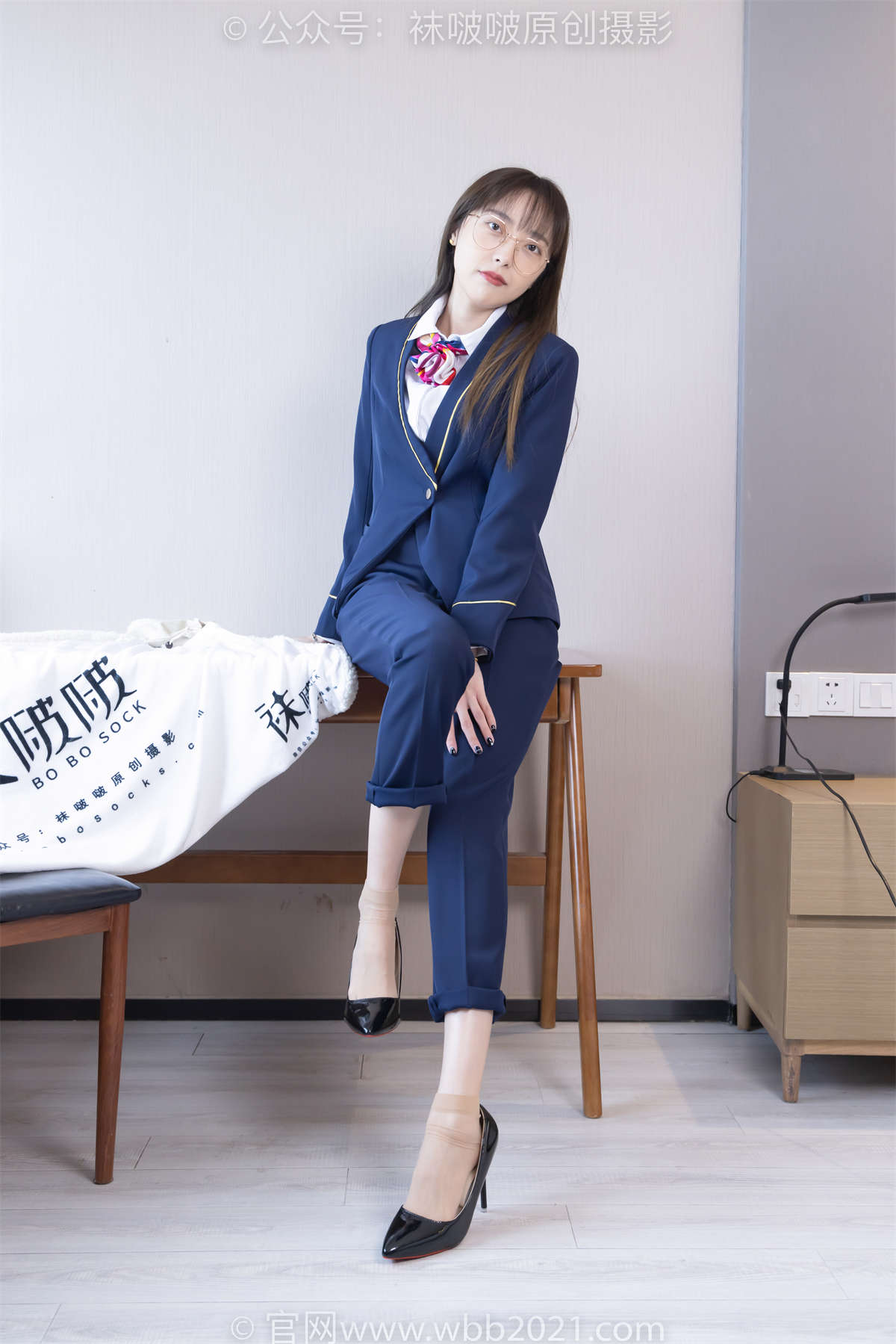 图片[2]-袜啵啵 No.509 稚予-高跟鞋、短肉丝（脚尖加固款）、黑色美甲、银行制服、半脱袜子 花絮版-日更街拍