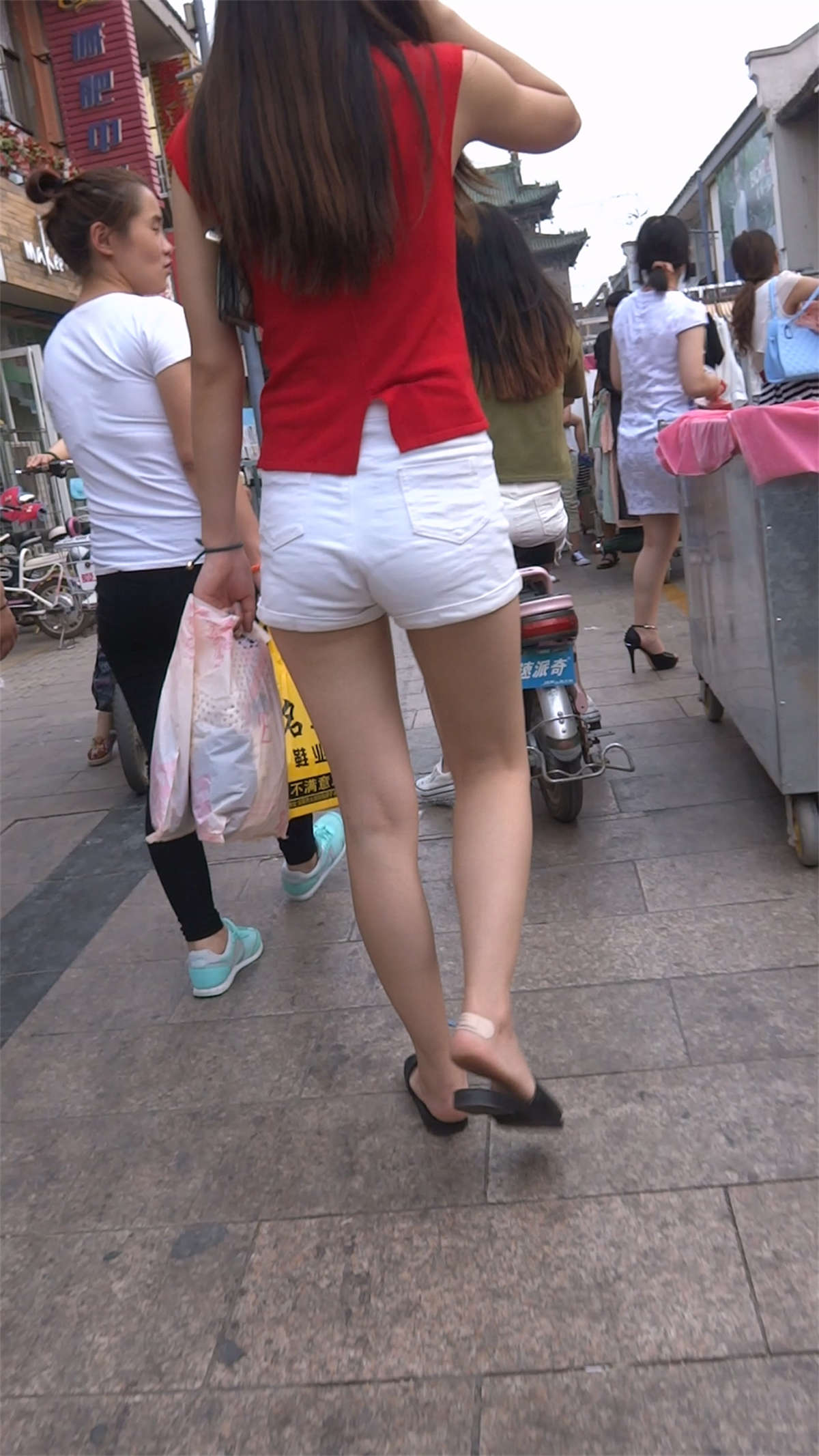 红上衣白色短裤美女-日更街拍