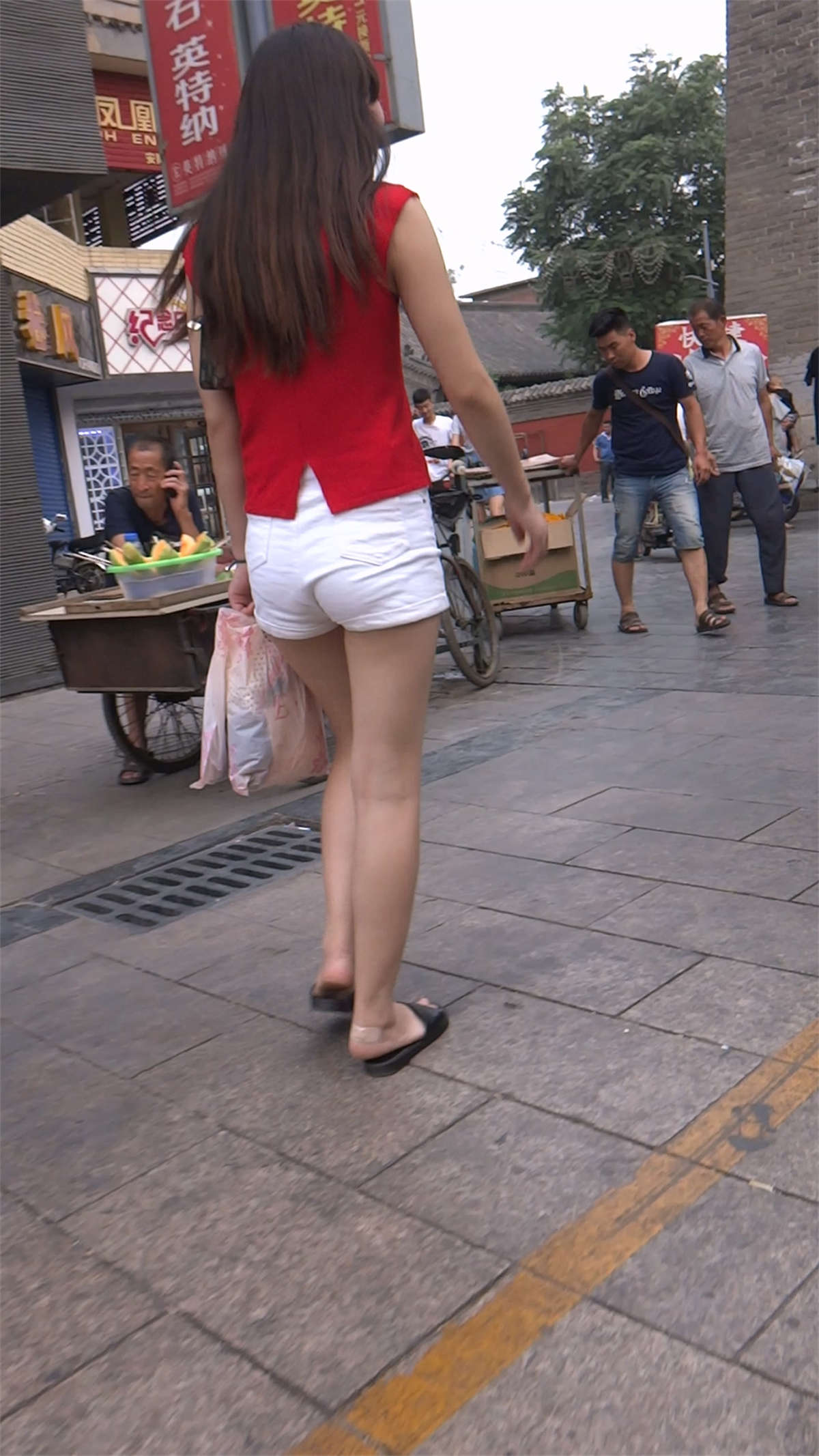 图片[2]-红上衣白色短裤美女-日更街拍