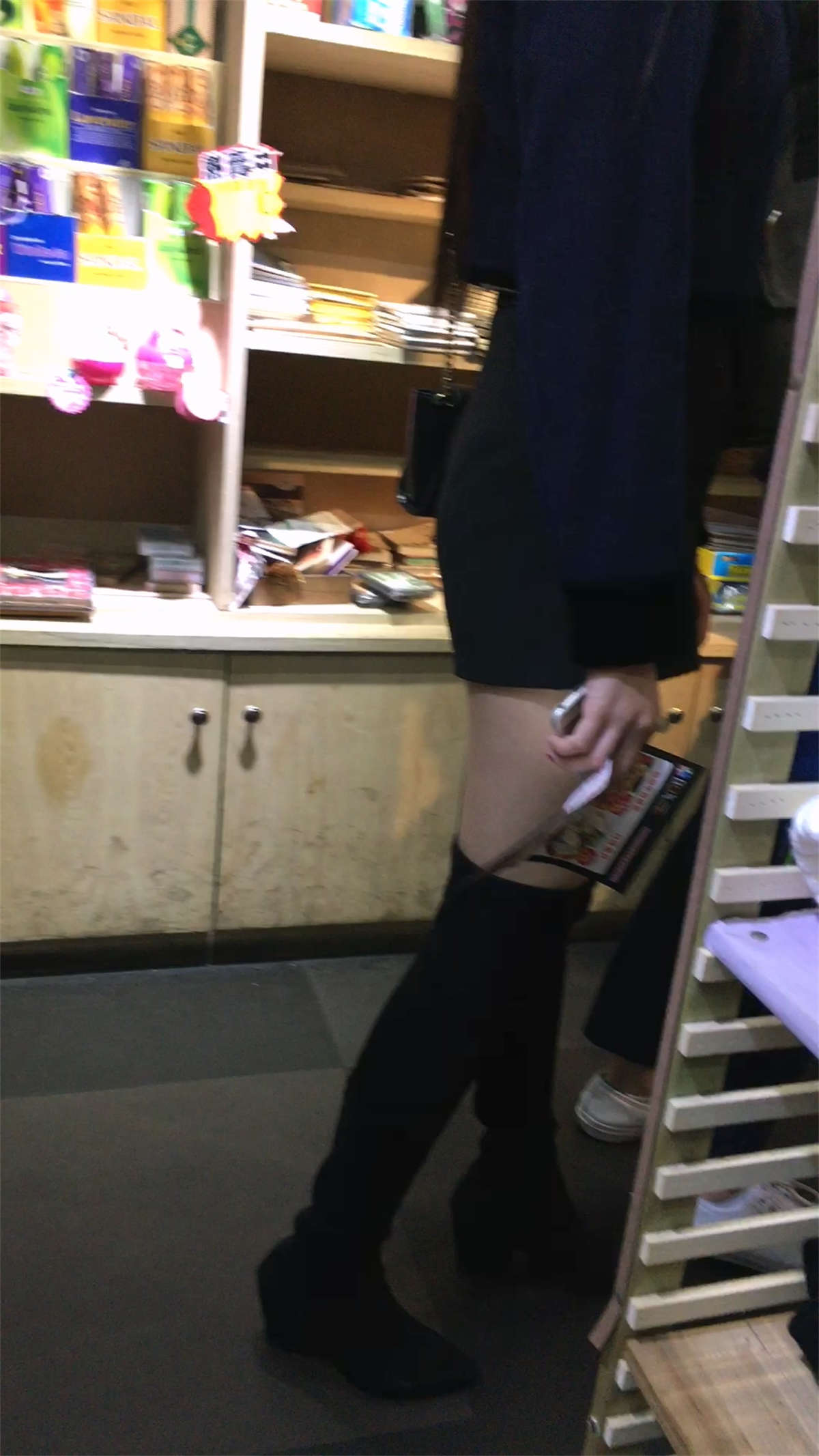 图片[2]-黑色短裤极品白皙美腿高筒袜饱满圆臀漂亮美女-日更街拍