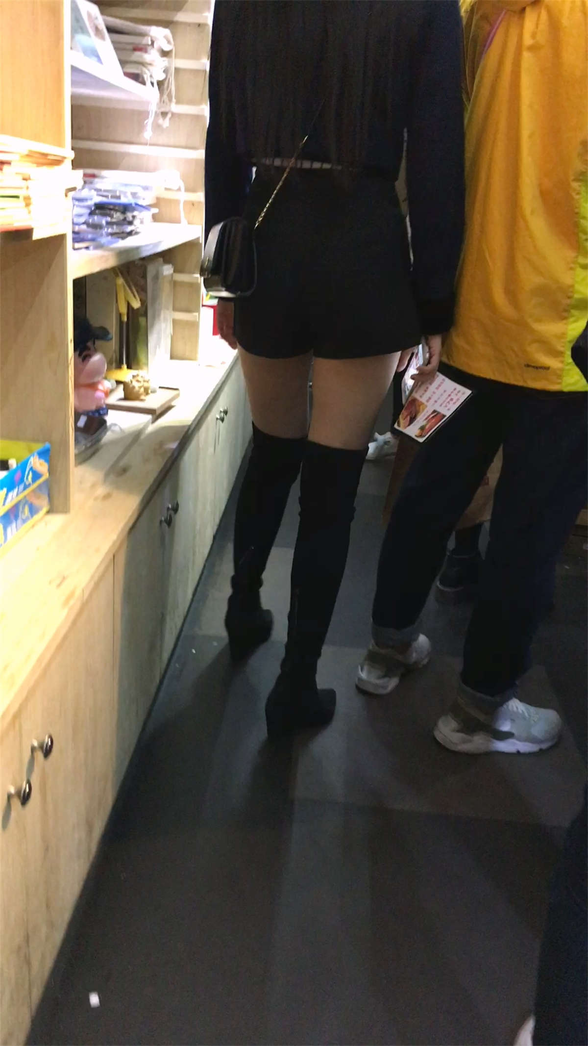 黑色短裤极品白皙美腿高筒袜饱满圆臀漂亮美女-日更街拍