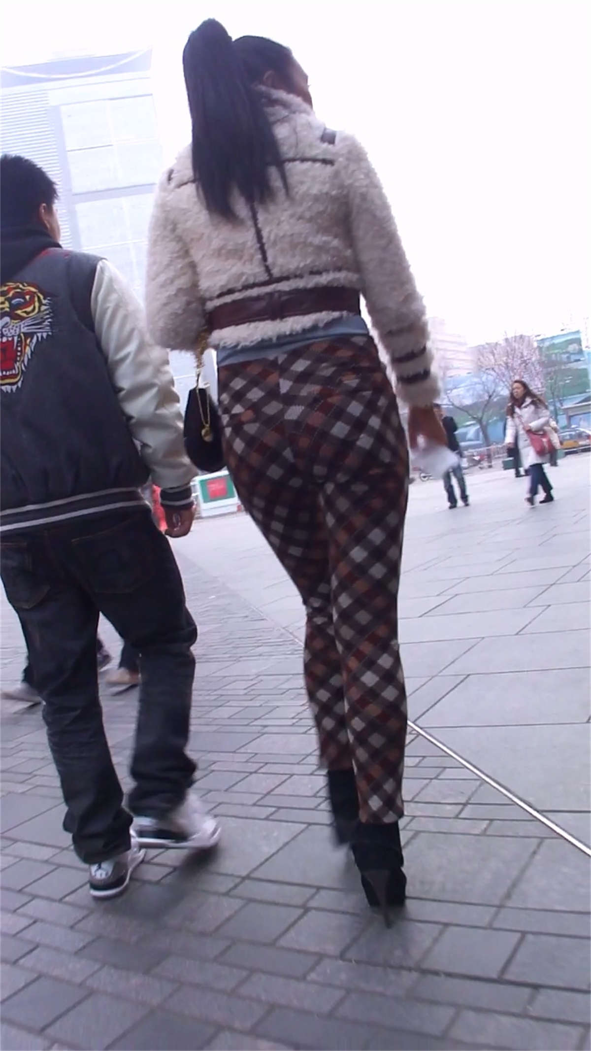 图片[2]-很少见的紧身裤美臀，你喜欢吗-日更街拍