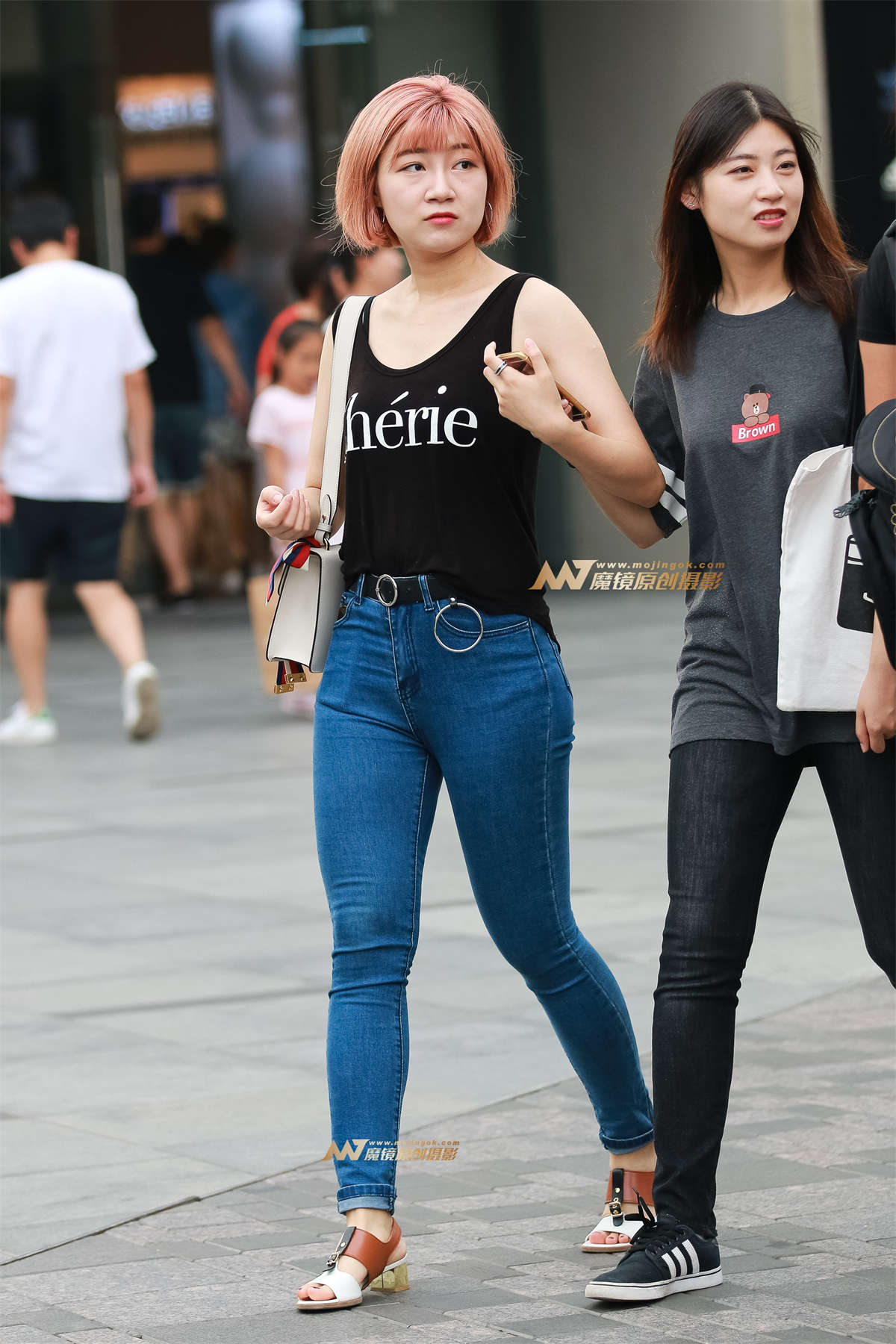 牛仔短发美眉-日更街拍