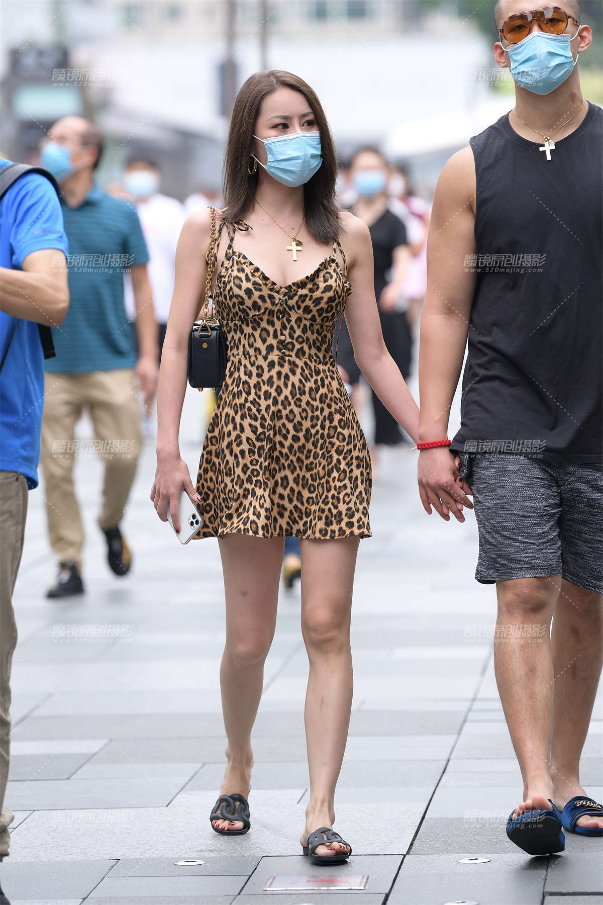 性感豹纹吊带裙-日更街拍