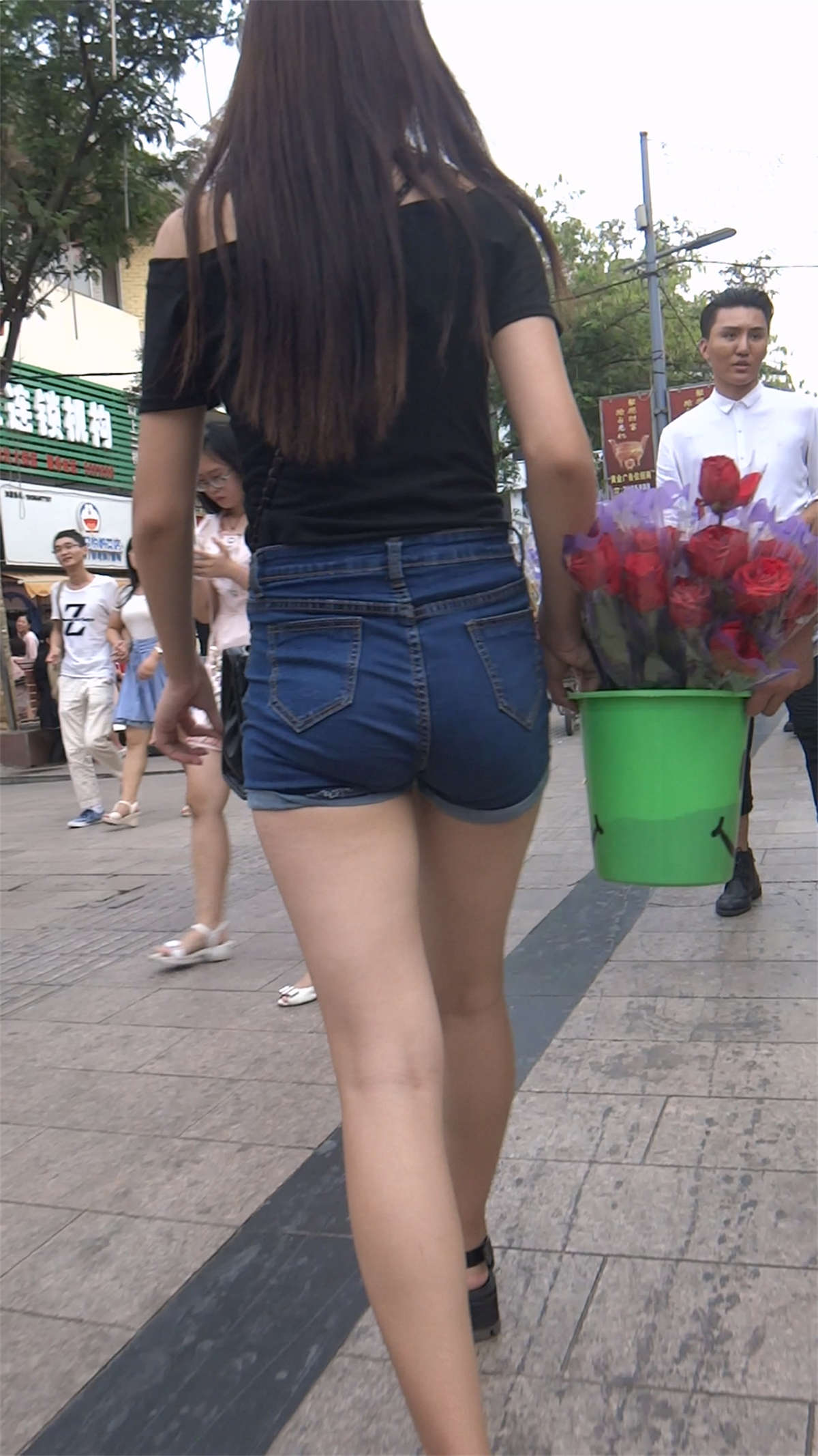送花的短裤牛仔美女-日更街拍
