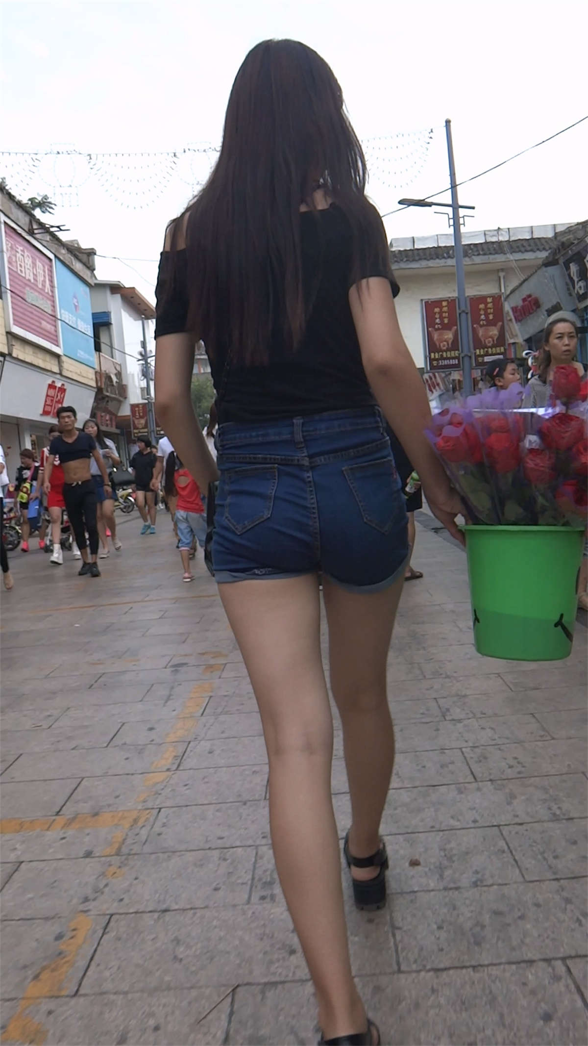 图片[2]-送花的短裤牛仔美女-日更街拍