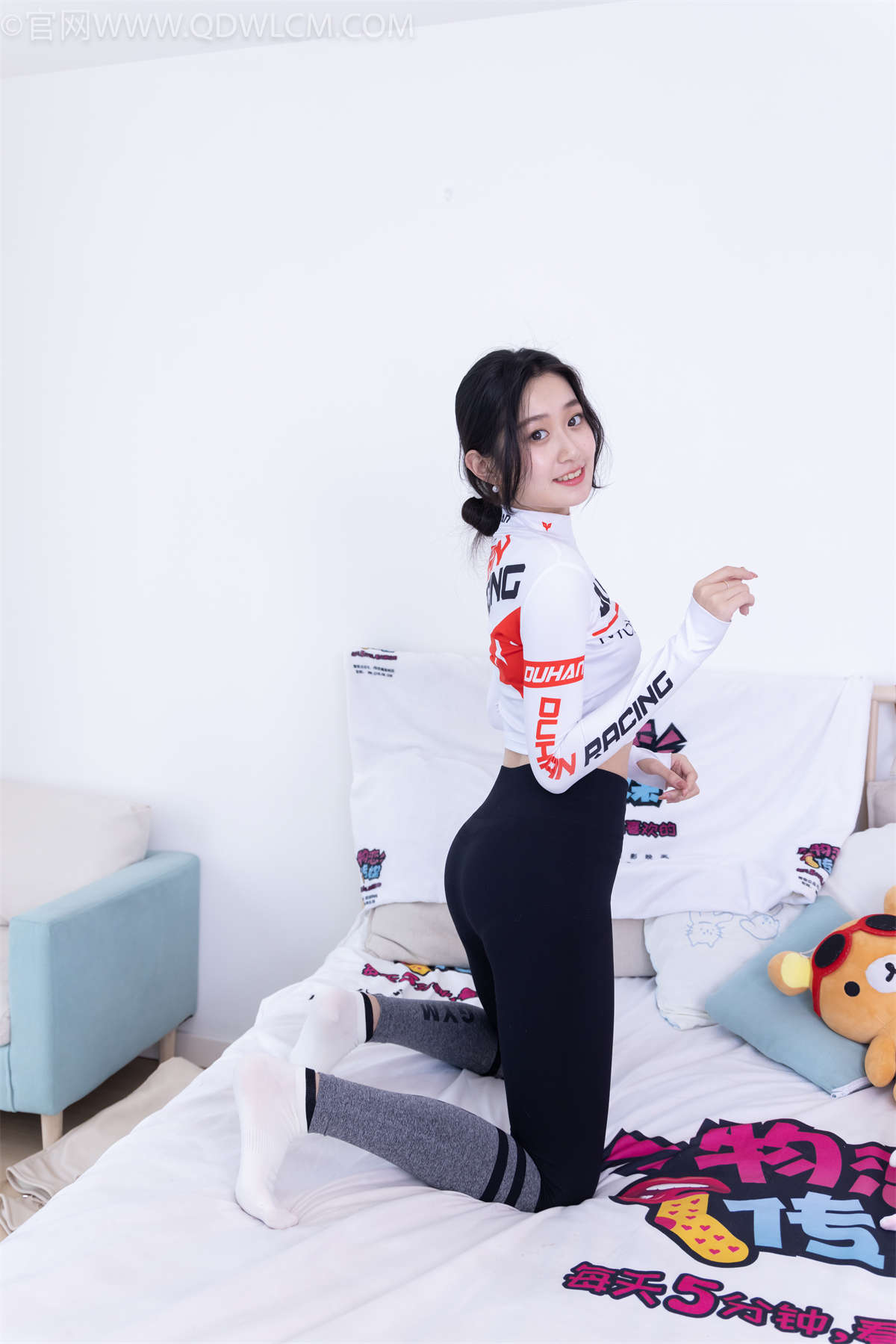 物恋传媒 NO.2011 小敏-赛车宝贝-日更街拍