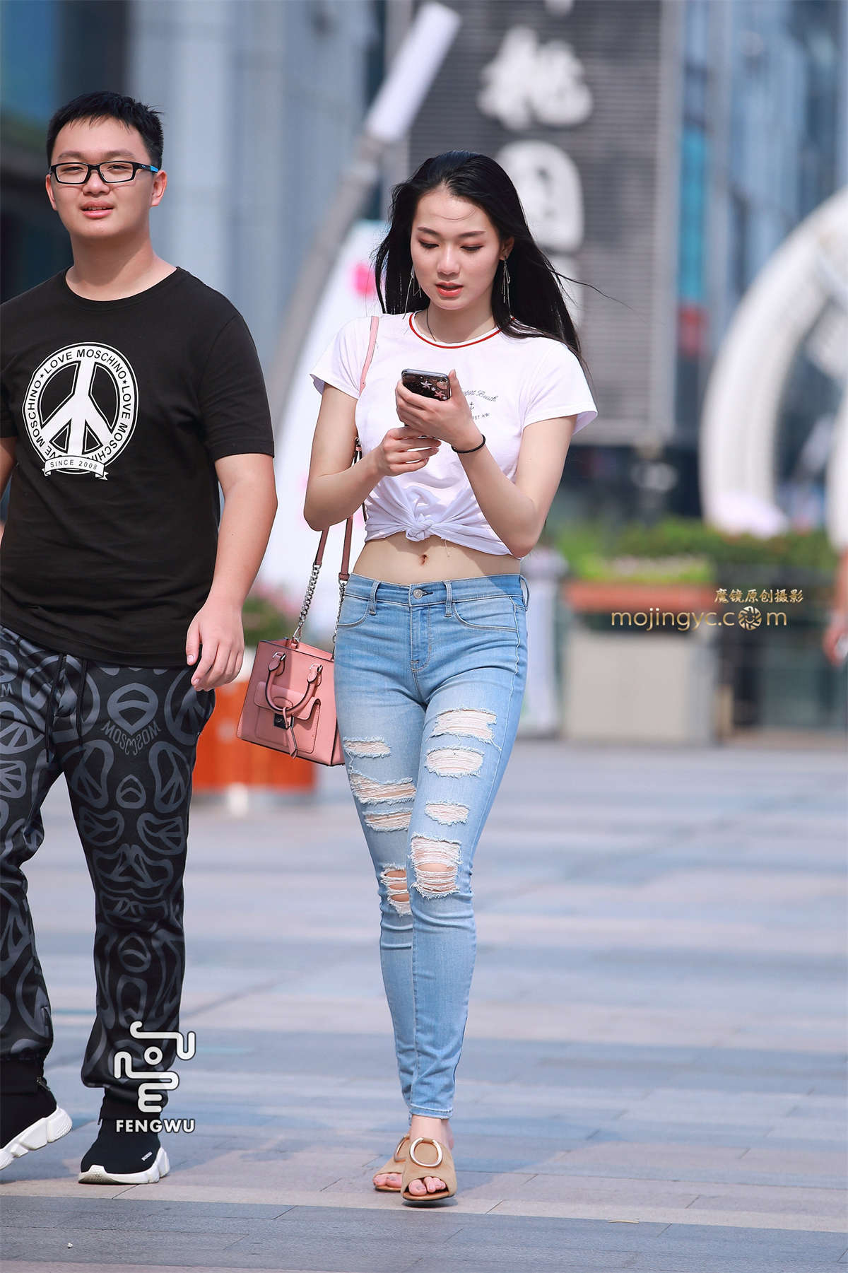 图片[2]-破洞牛仔裤，露脐装，美女-日更街拍