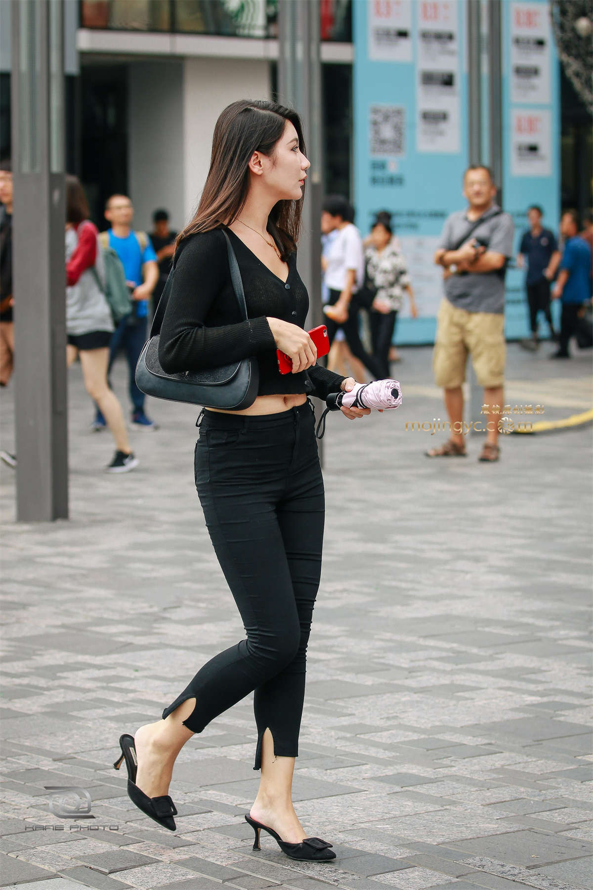 图片[2]-紧身牛仔气质美女 女人味十足-日更街拍