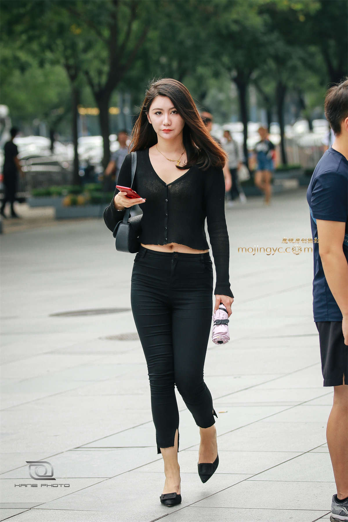 紧身牛仔气质美女 女人味十足-日更街拍