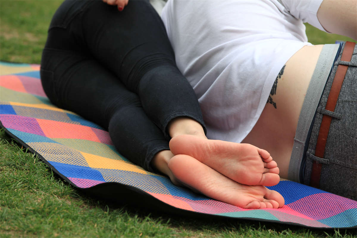 图片[2]-踏青公园街拍系列No.1270 从早春盼到秋天，终于把一双美女好脚尽数收入囊中 第2套-日更街拍