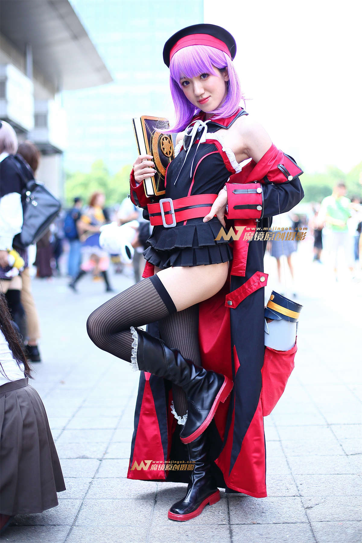 手捧魔法书的少女cosplay-日更街拍