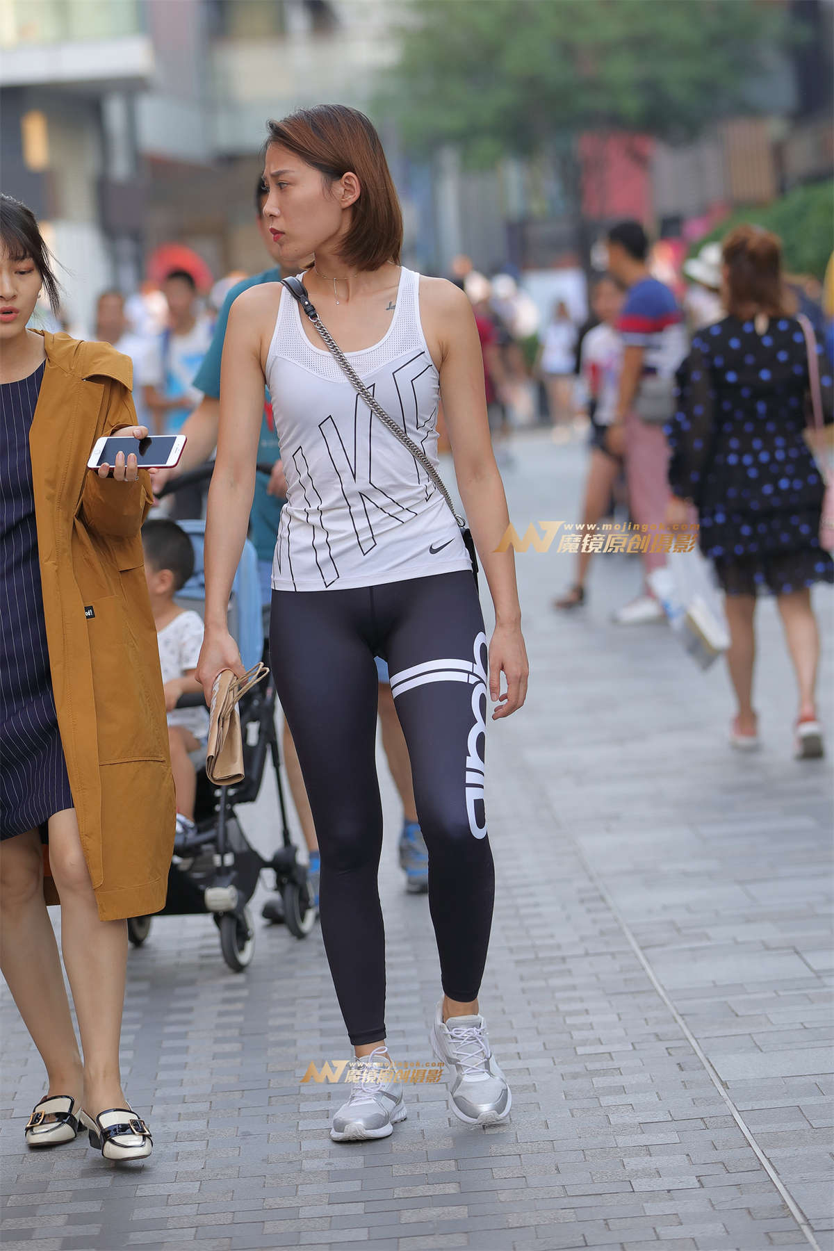 【视觉冲击赛帖】紧致健美裤，短发美眉-日更街拍
