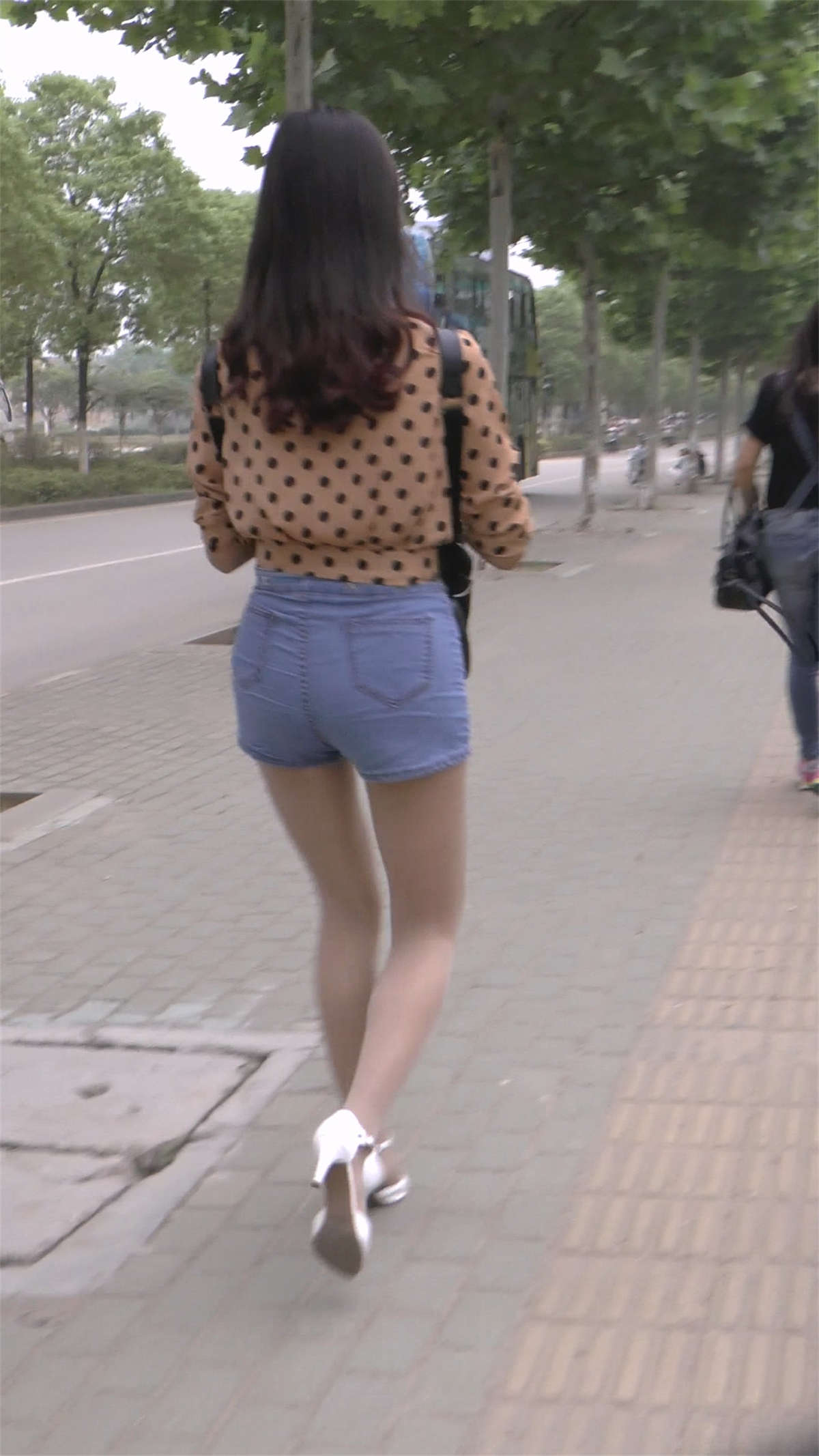 图片[2]-学生妹完美身材让人惊叹-日更街拍