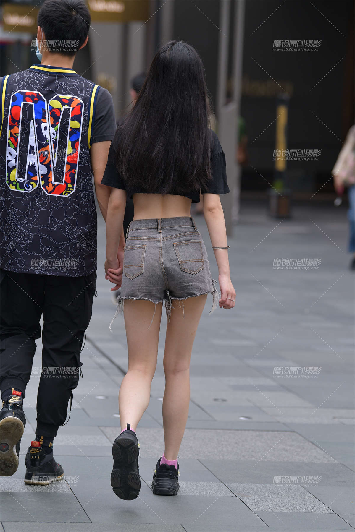 图片[2]-露肚脐小蛮腰热裤女友-日更街拍