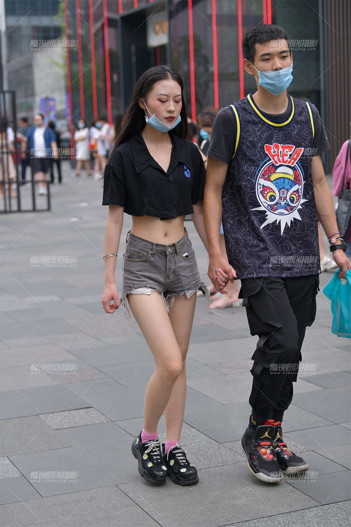 露肚脐小蛮腰热裤女友-日更街拍