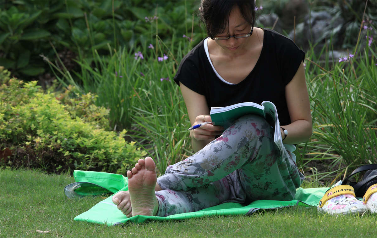 图片[2]-踏青公园街拍系列No.1078 纯天然大学女神的纯天然微重K味素足-日更街拍