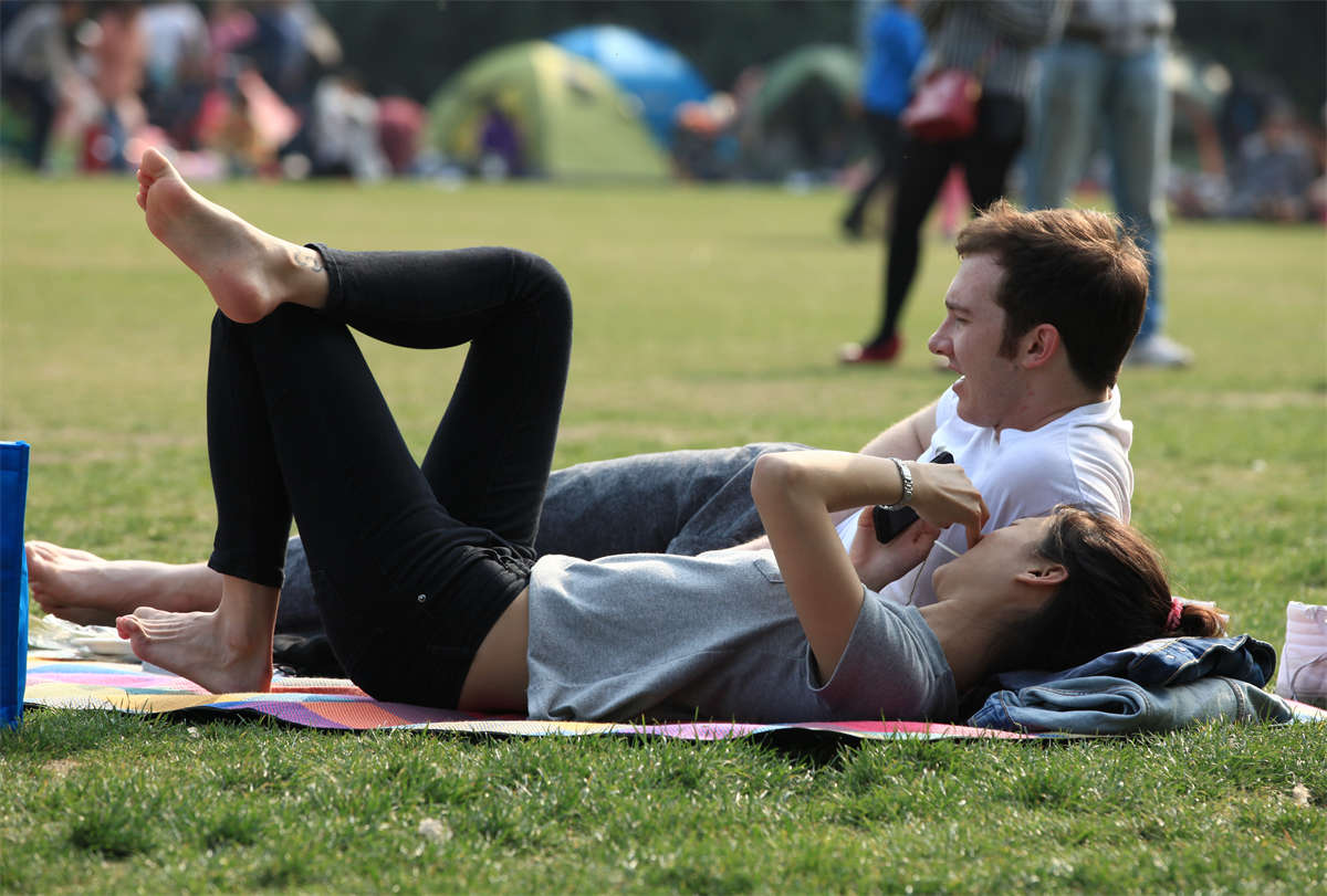 图片[2]-踏青公园街拍系列No.1271 从早春盼到秋天，终于把一双美女好脚尽数收入囊中 第4套-日更街拍