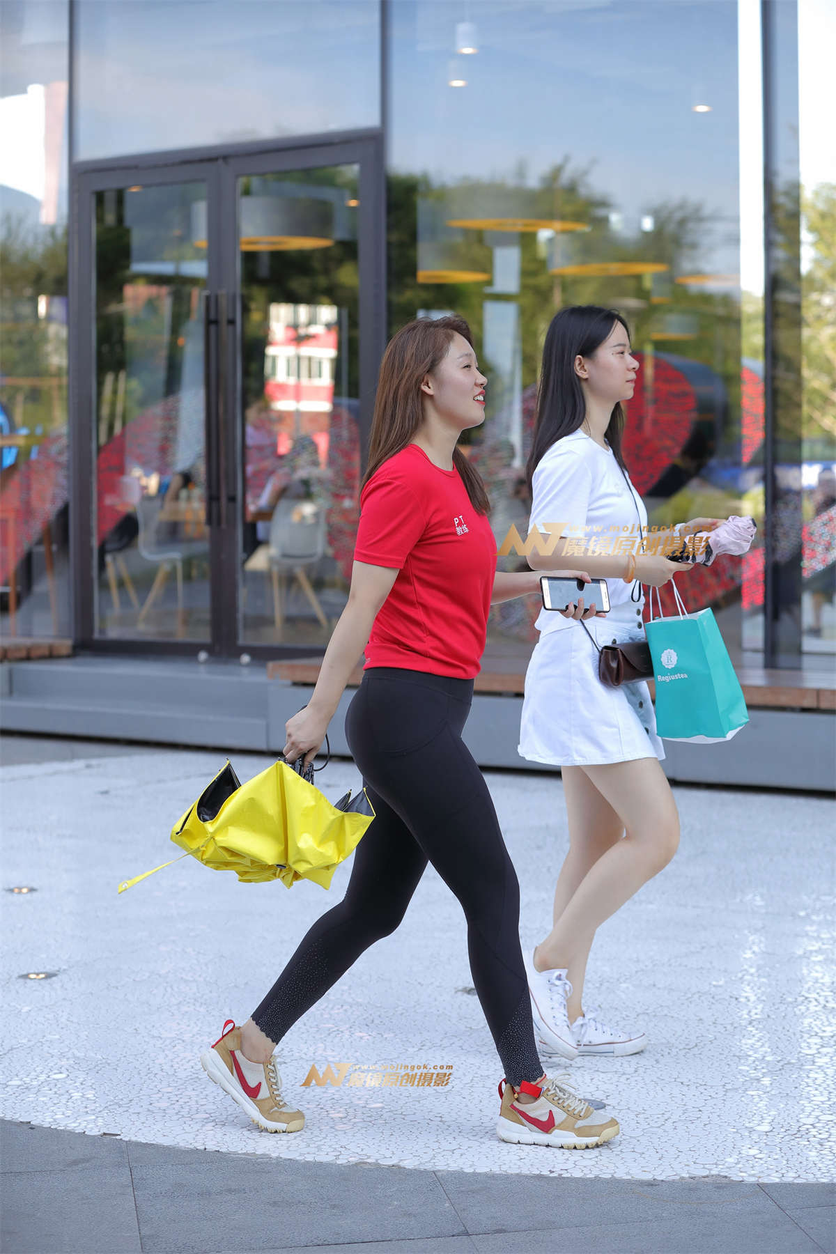 【视觉冲击赛帖】紧致翘臀，健美裤美眉-日更街拍