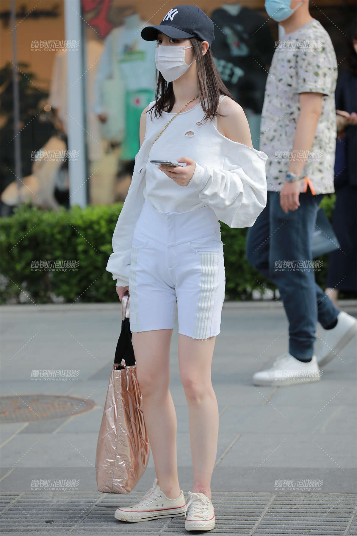 图片[2]-【玻璃街拍】紧身短裤小姐姐-日更街拍