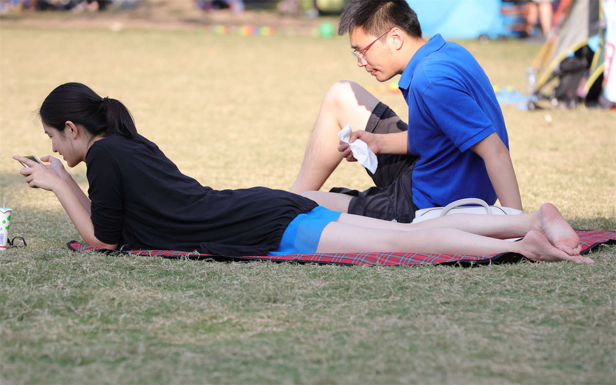 图片[2]-踏青公园街拍系列No.1079 纯纯的女神大方露出一双无瑕玉足让人无法抗拒 第1套-日更街拍