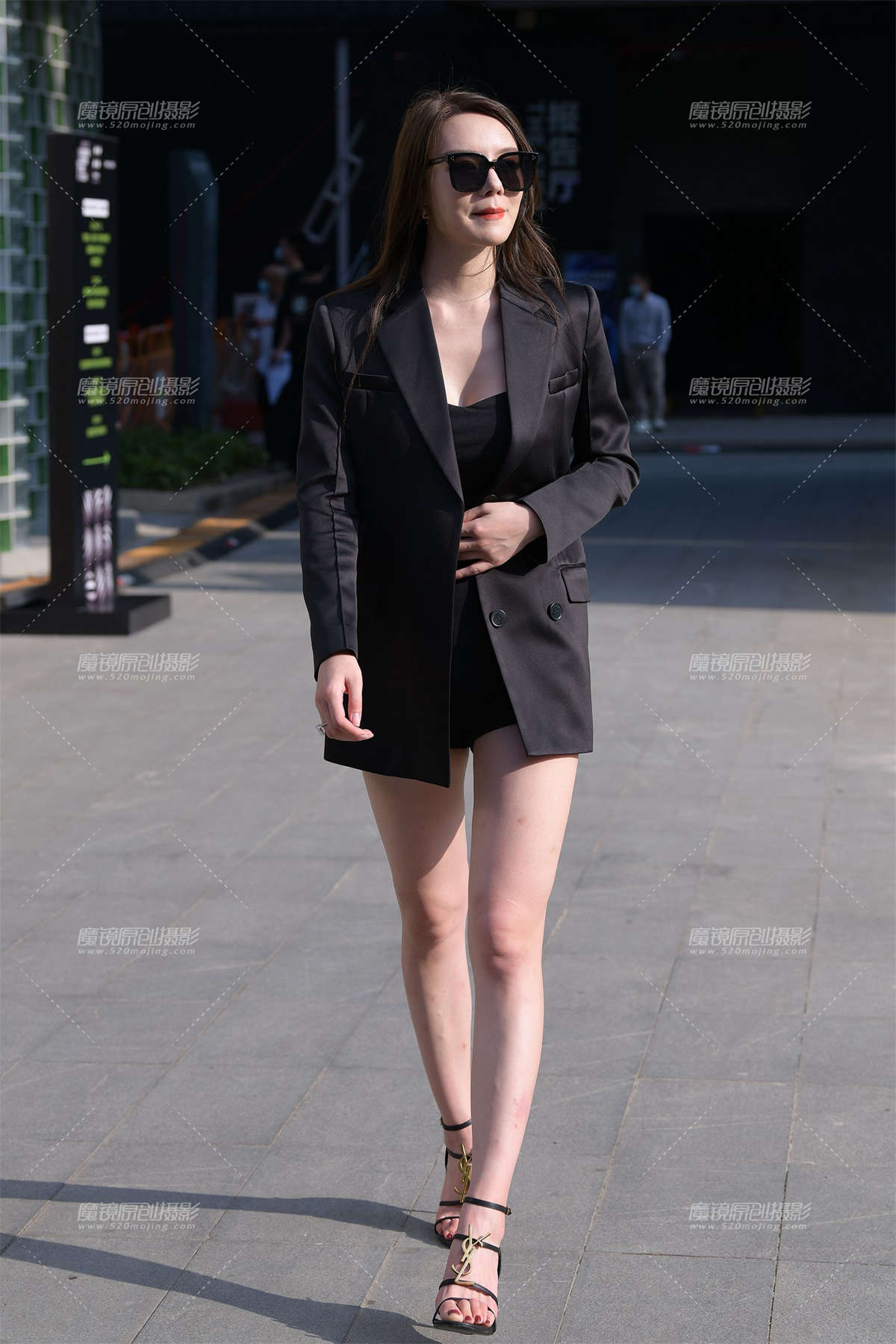 挺酷的热裤美腿小姐姐-日更街拍