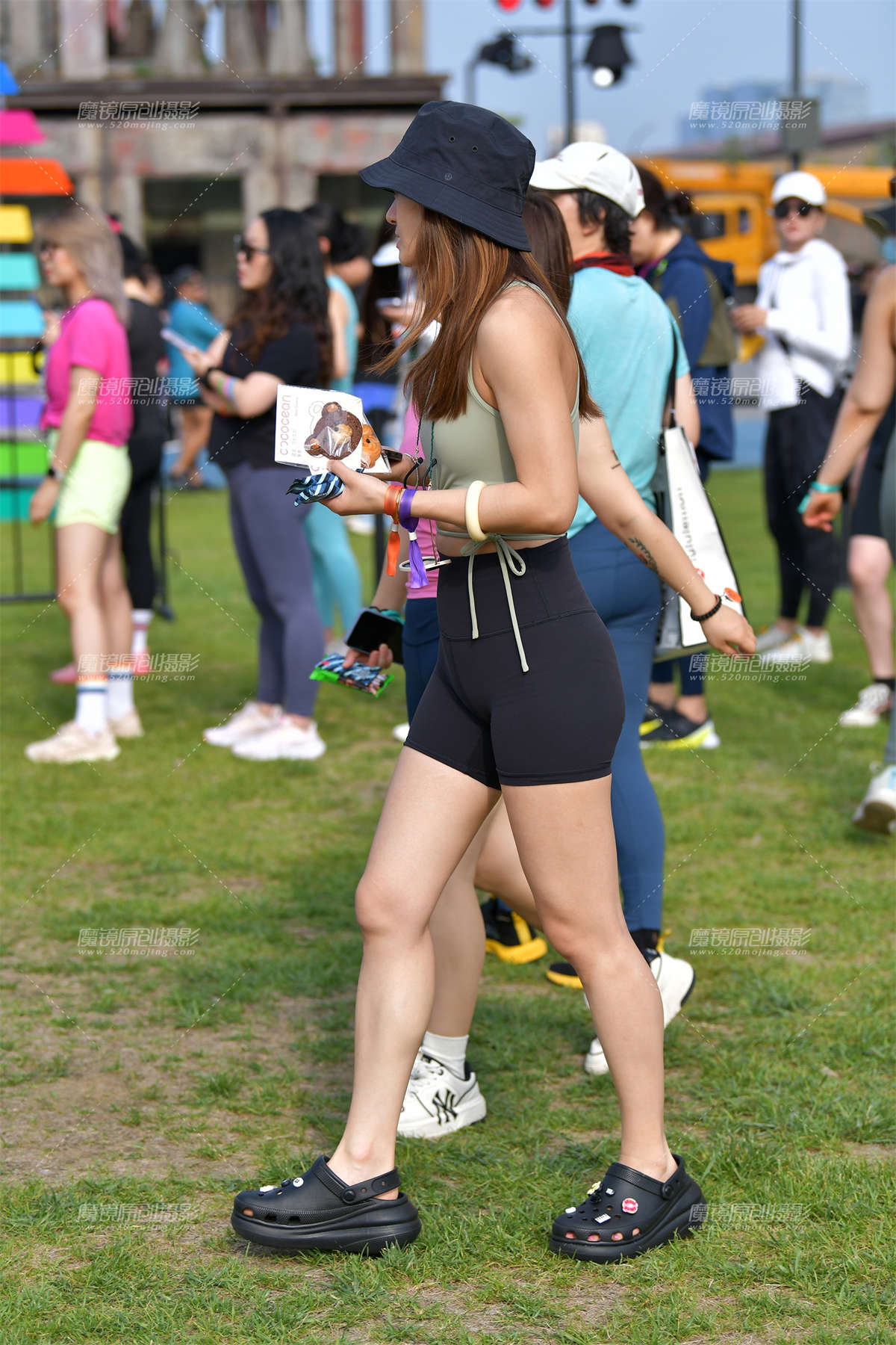 ★草坪瑜伽短裤美女-日更街拍